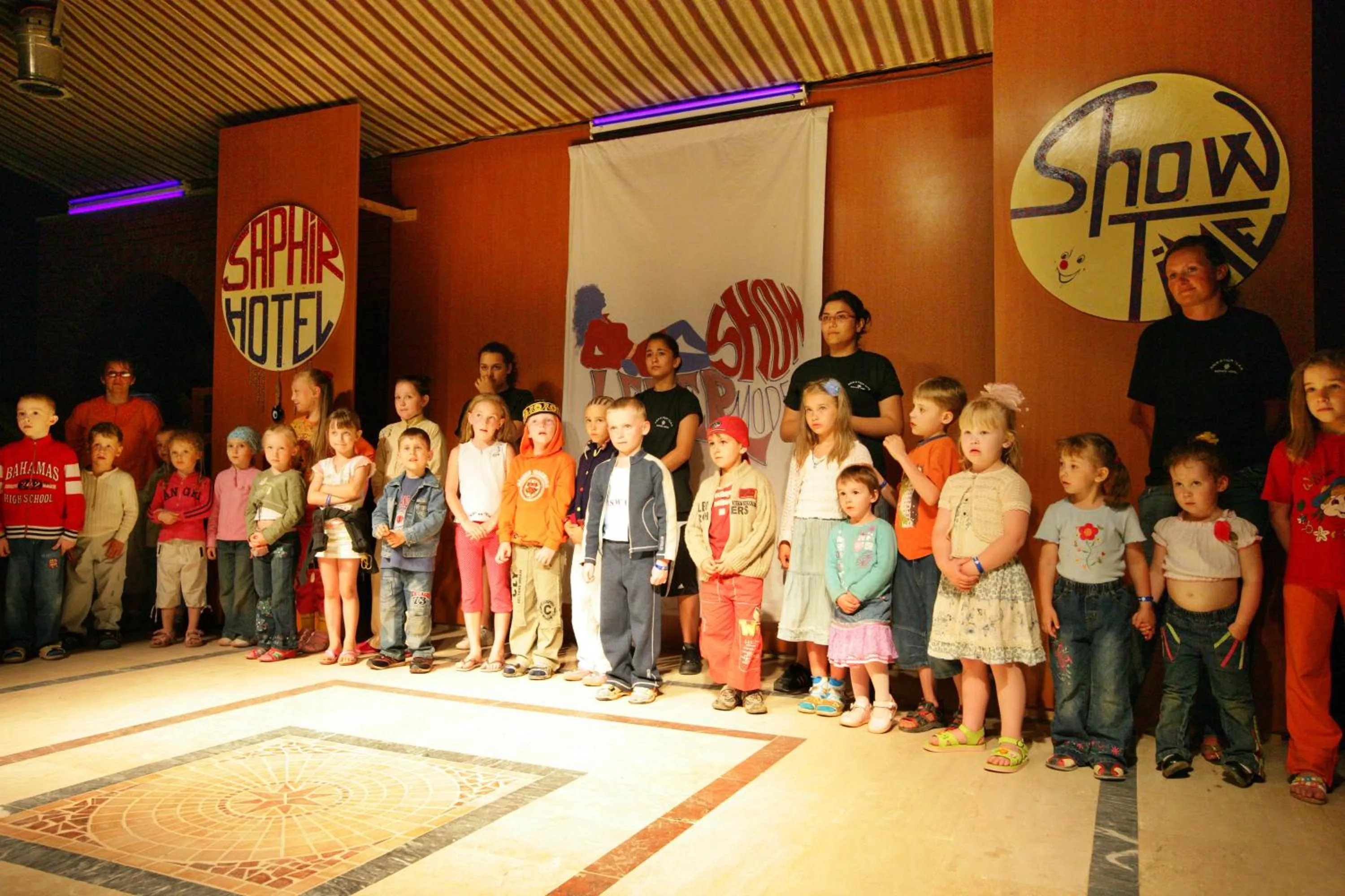 Evening entertainment in Saphir Hotel & Villas