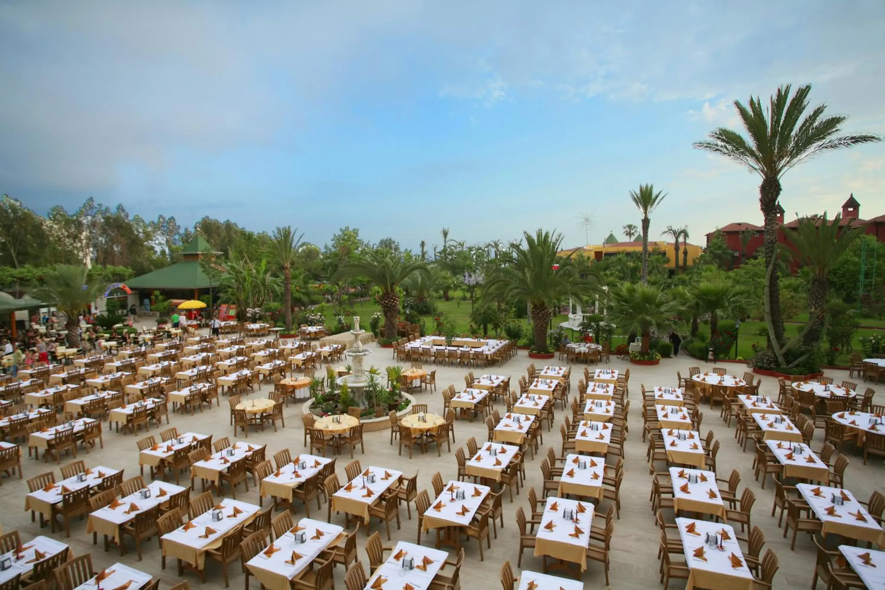 Restaurant/places to eat in Saphir Hotel & Villas