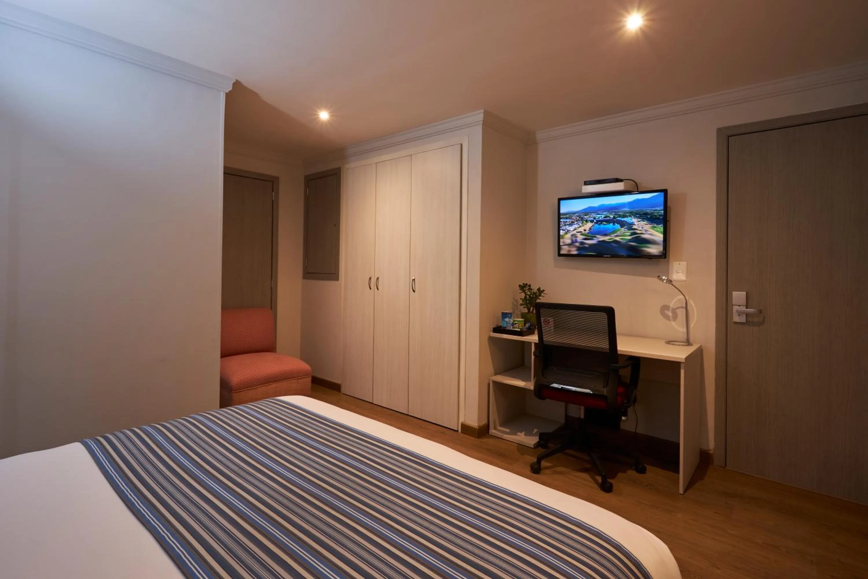 TV and multimedia, Bed in Hotel Saint Simon