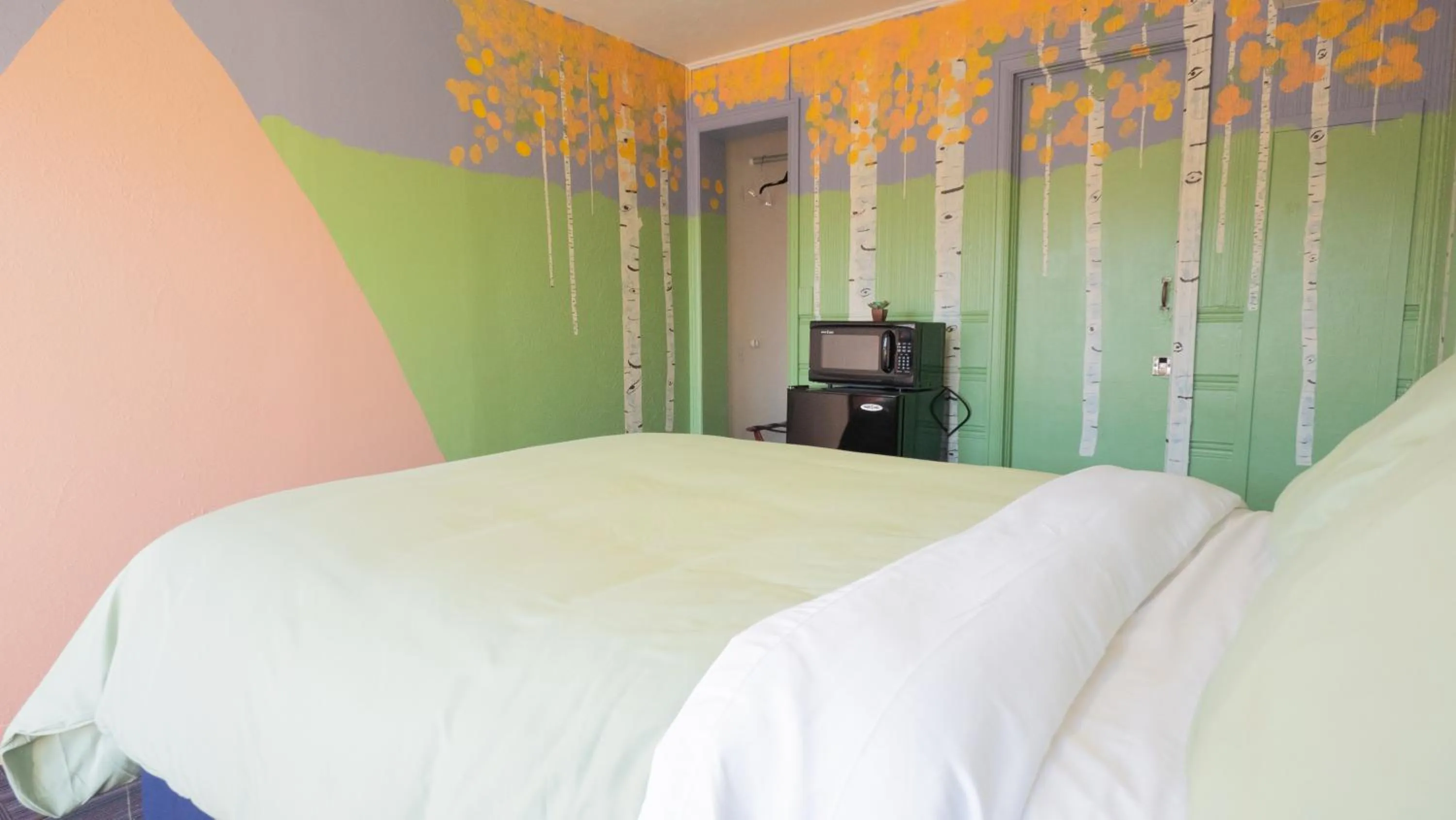 minibar, Bed in RAD Hostel