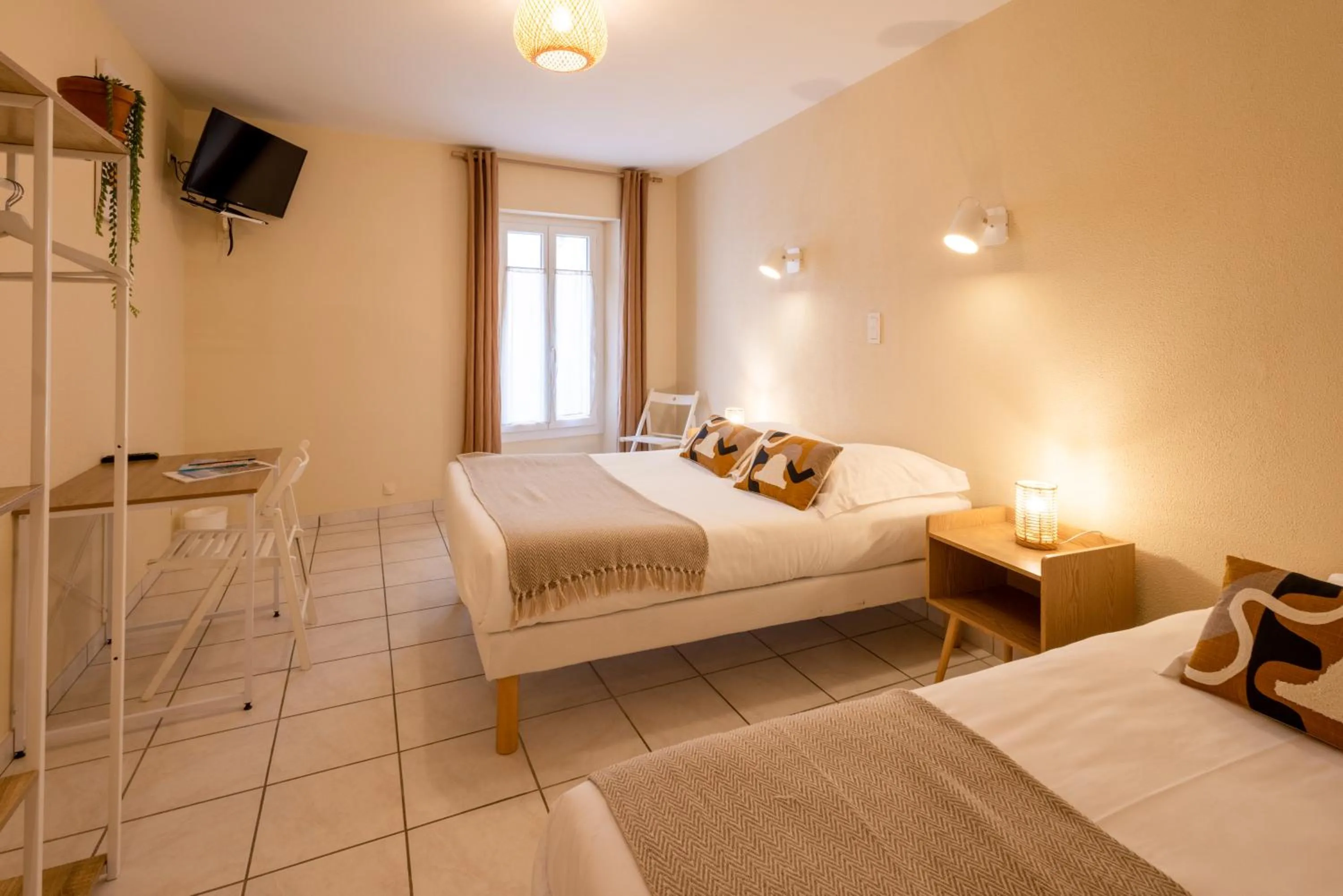 Bedroom, Bed in L'Aptois Hôtel