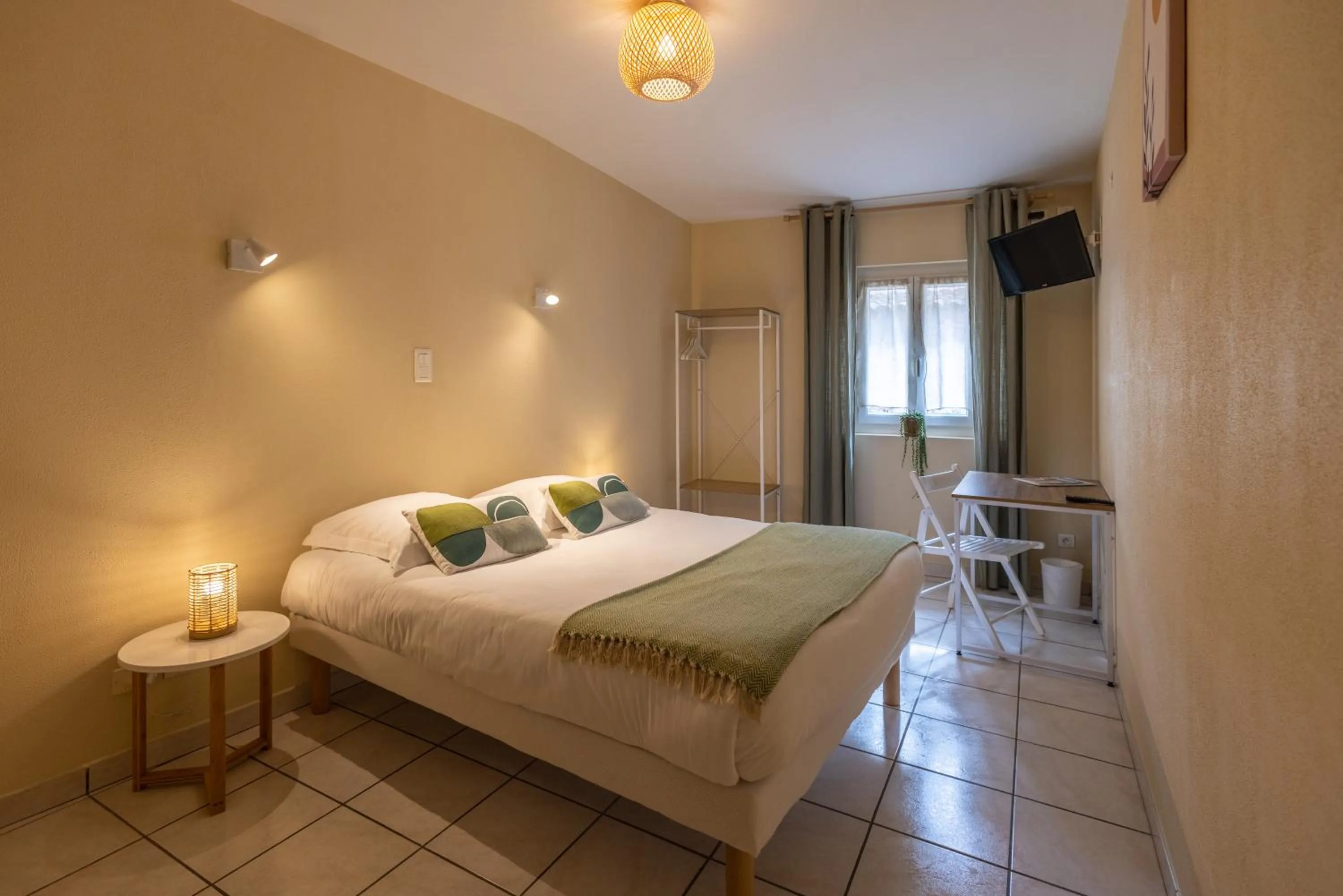 Bedroom, Bed in L'Aptois Hôtel