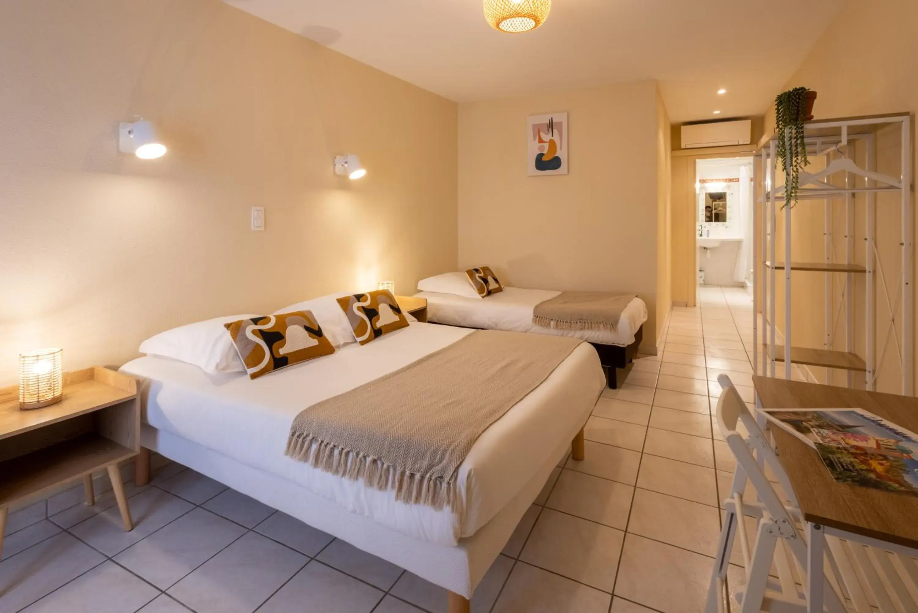 Triple Room in L'Aptois Hôtel Triple Room in L'Aptois Hôtel