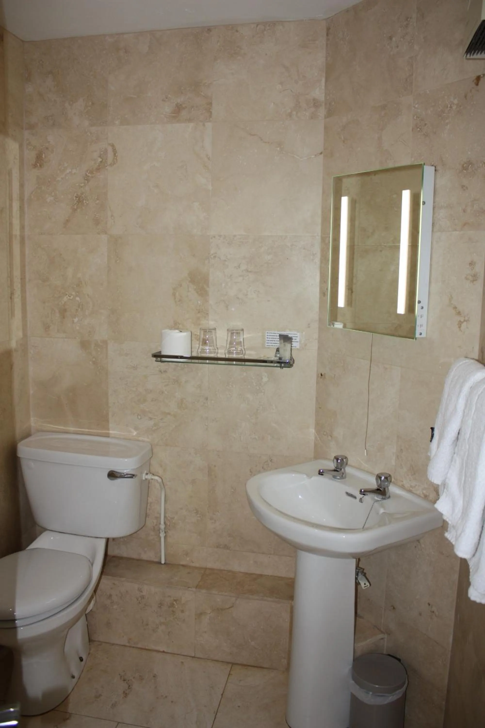 Bathroom in Jackson Court Hotel