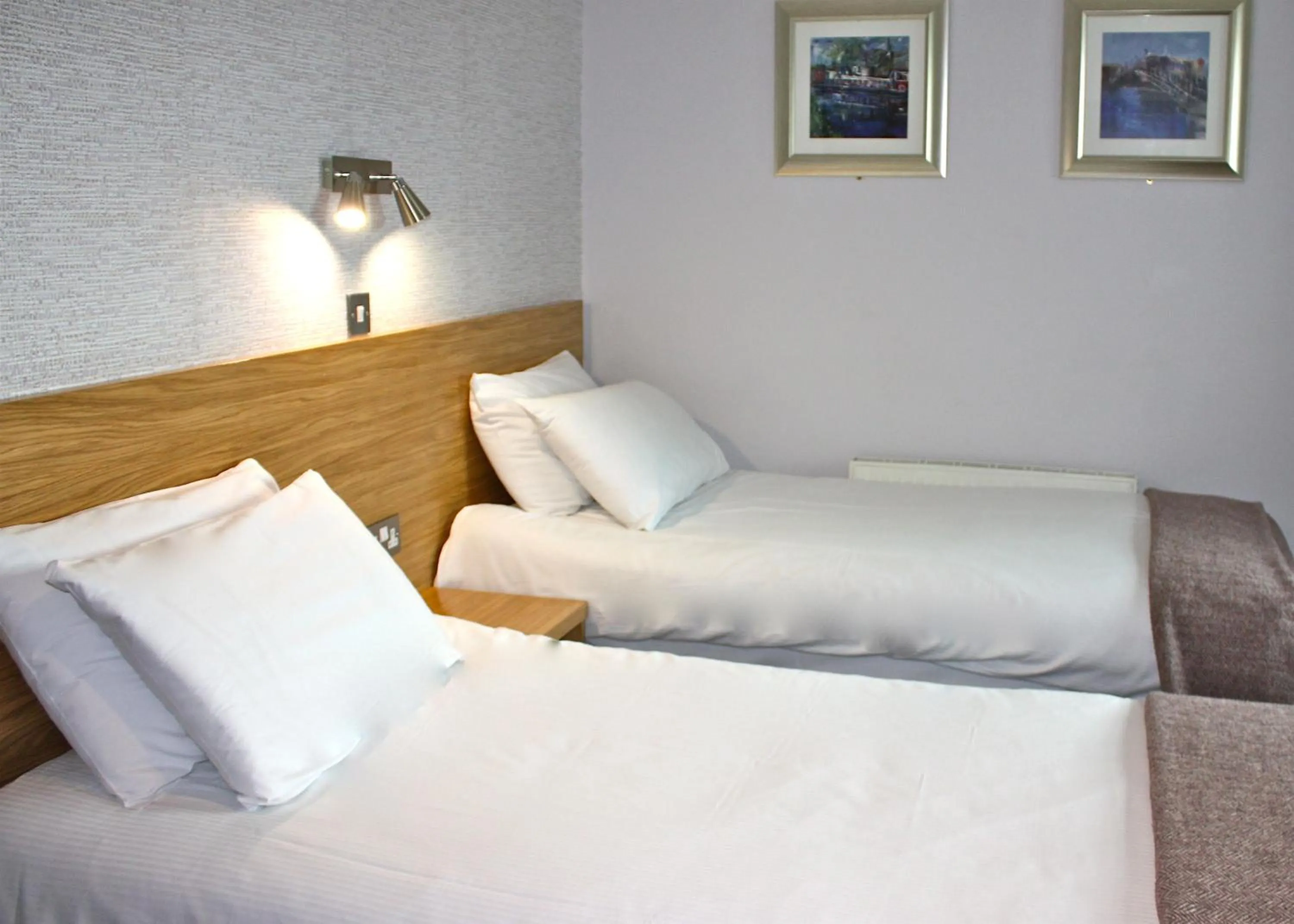 Bed in Jackson Court Hotel