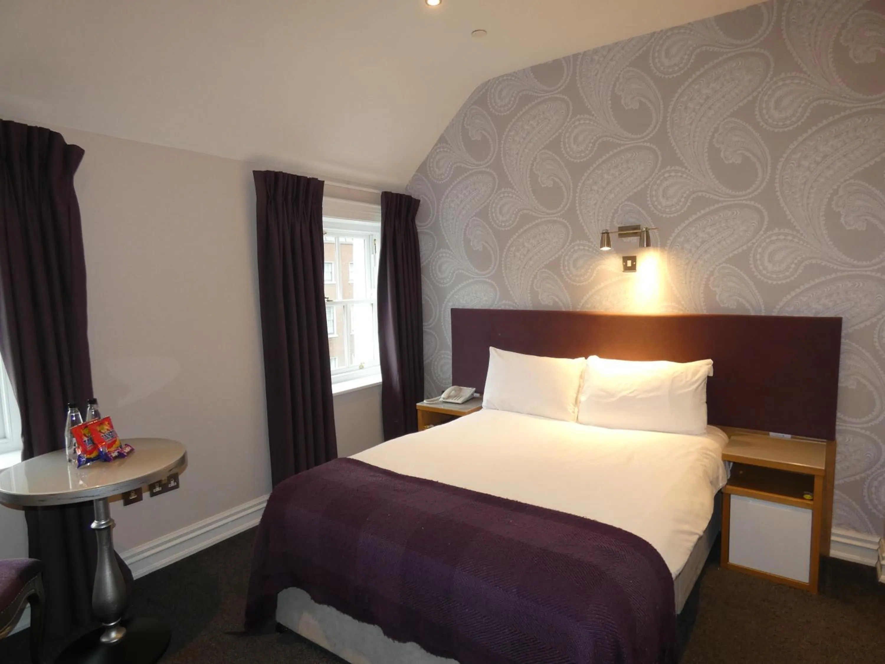 Bed in Jackson Court Hotel