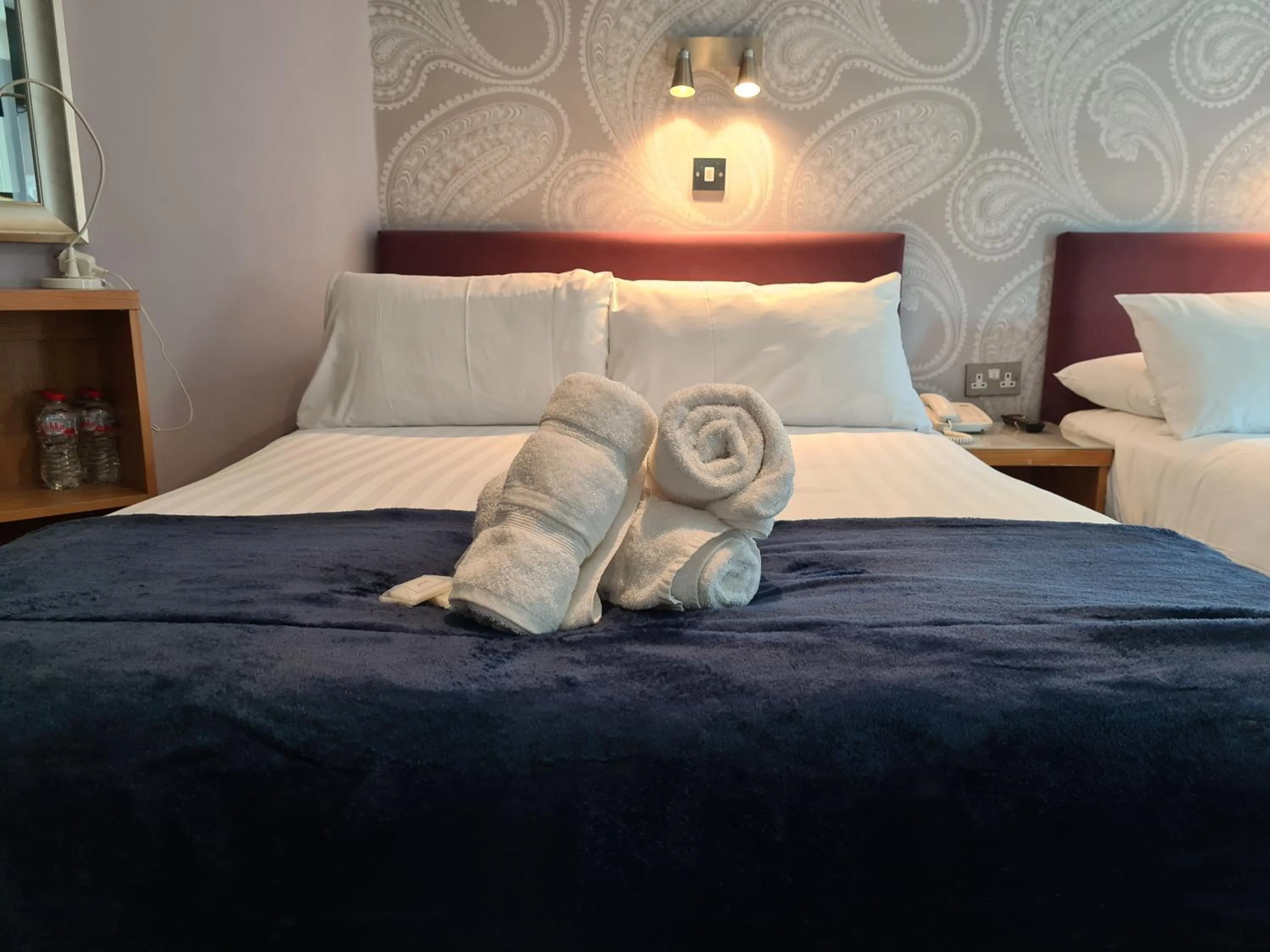 Bedroom, Bed in Jackson Court Hotel