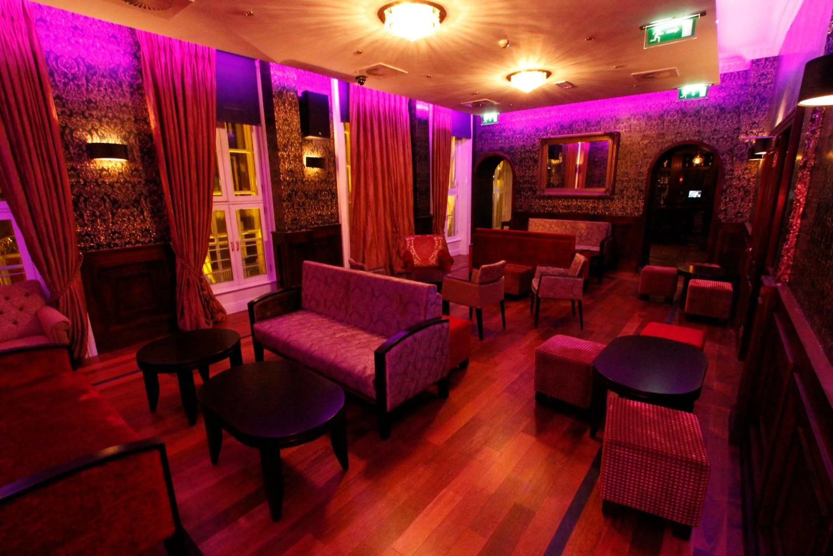 Nightclub / DJ in Jackson Court Hotel
