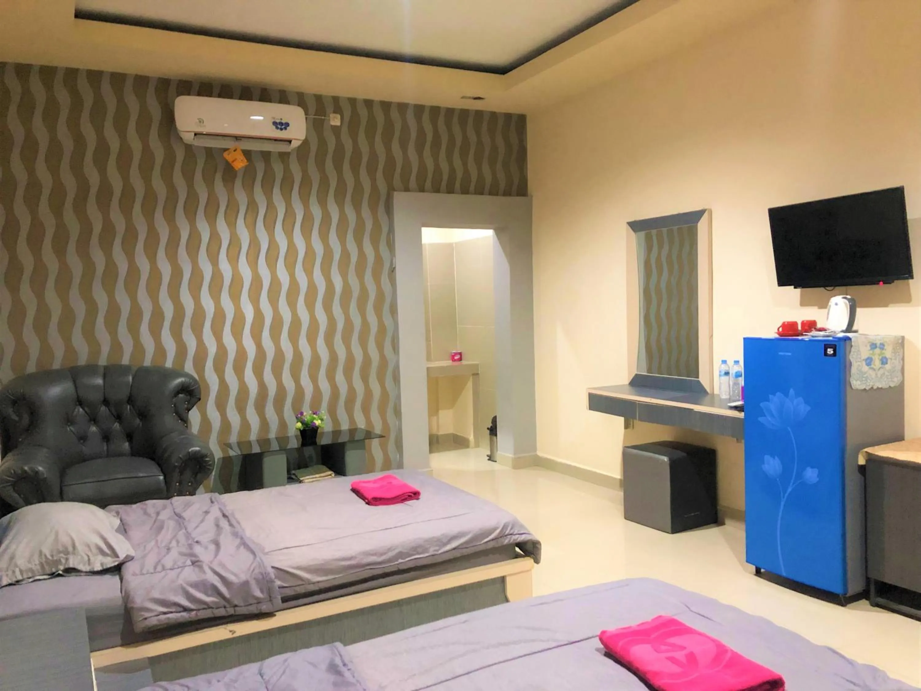 TV and multimedia, Bed in MS Hotel Pinrang Mitra RedDoorz