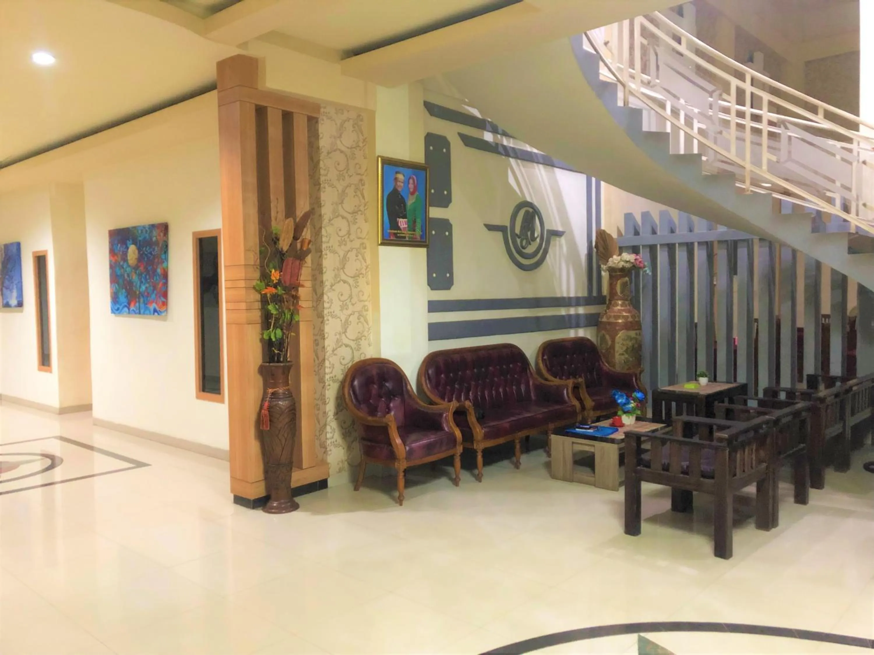 Seating area in MS Hotel Pinrang Mitra RedDoorz