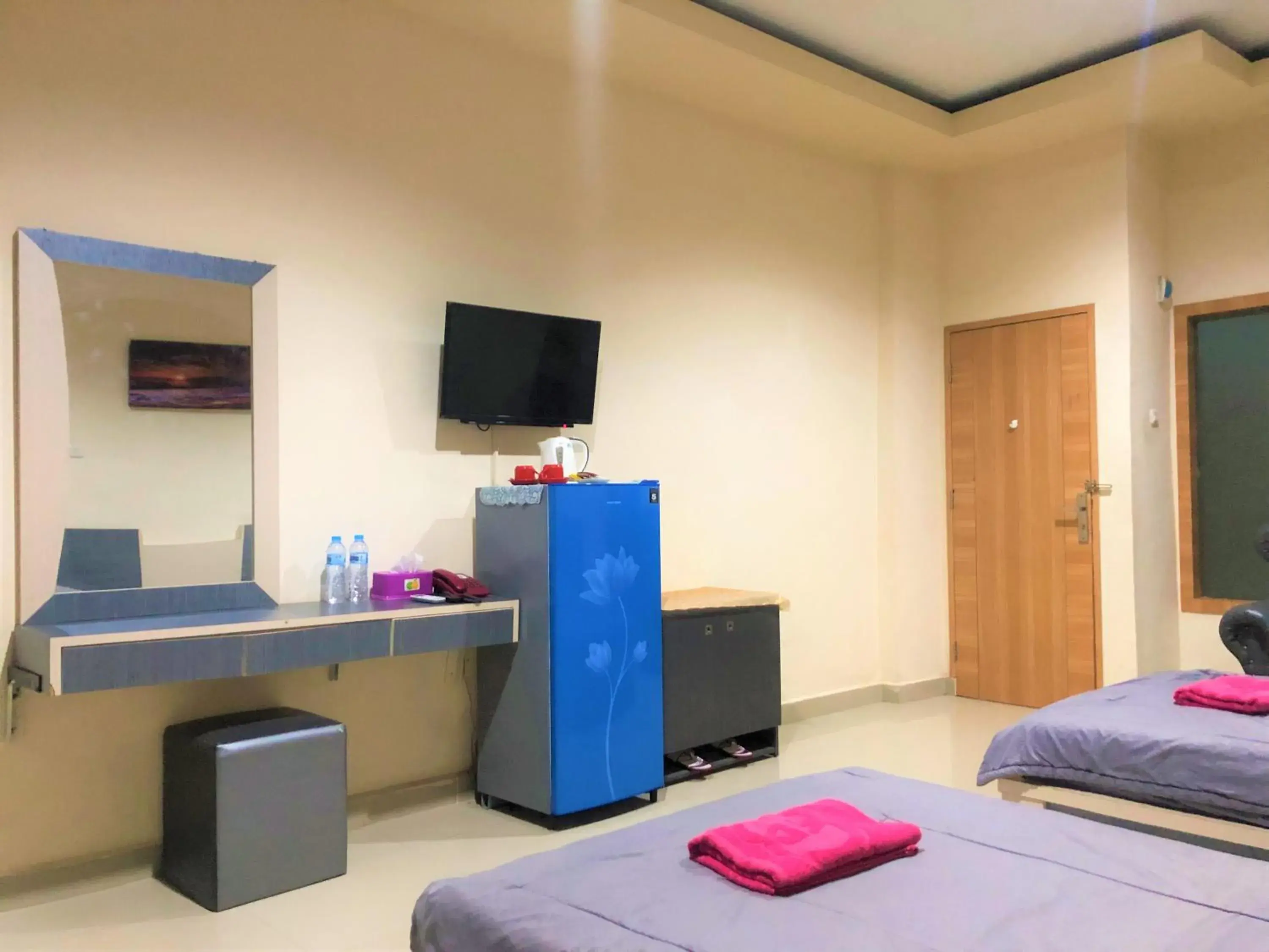 Deluxe Twin Room in MS Hotel Pinrang Mitra RedDoorz Deluxe Twin Room in MS Hotel Pinrang Mitra RedDoorz