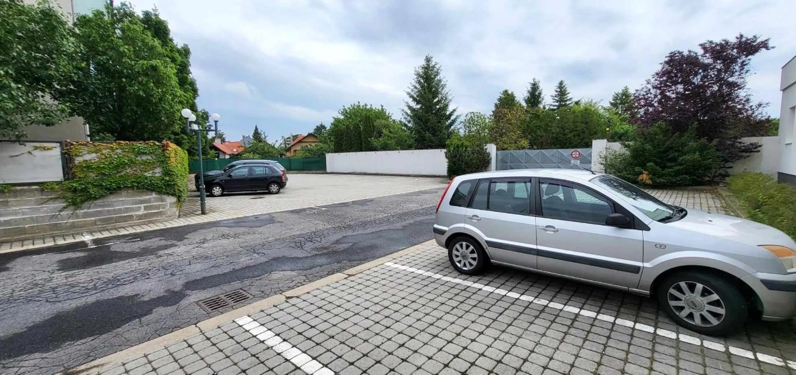 Parking in Park Hotel Pruhonice