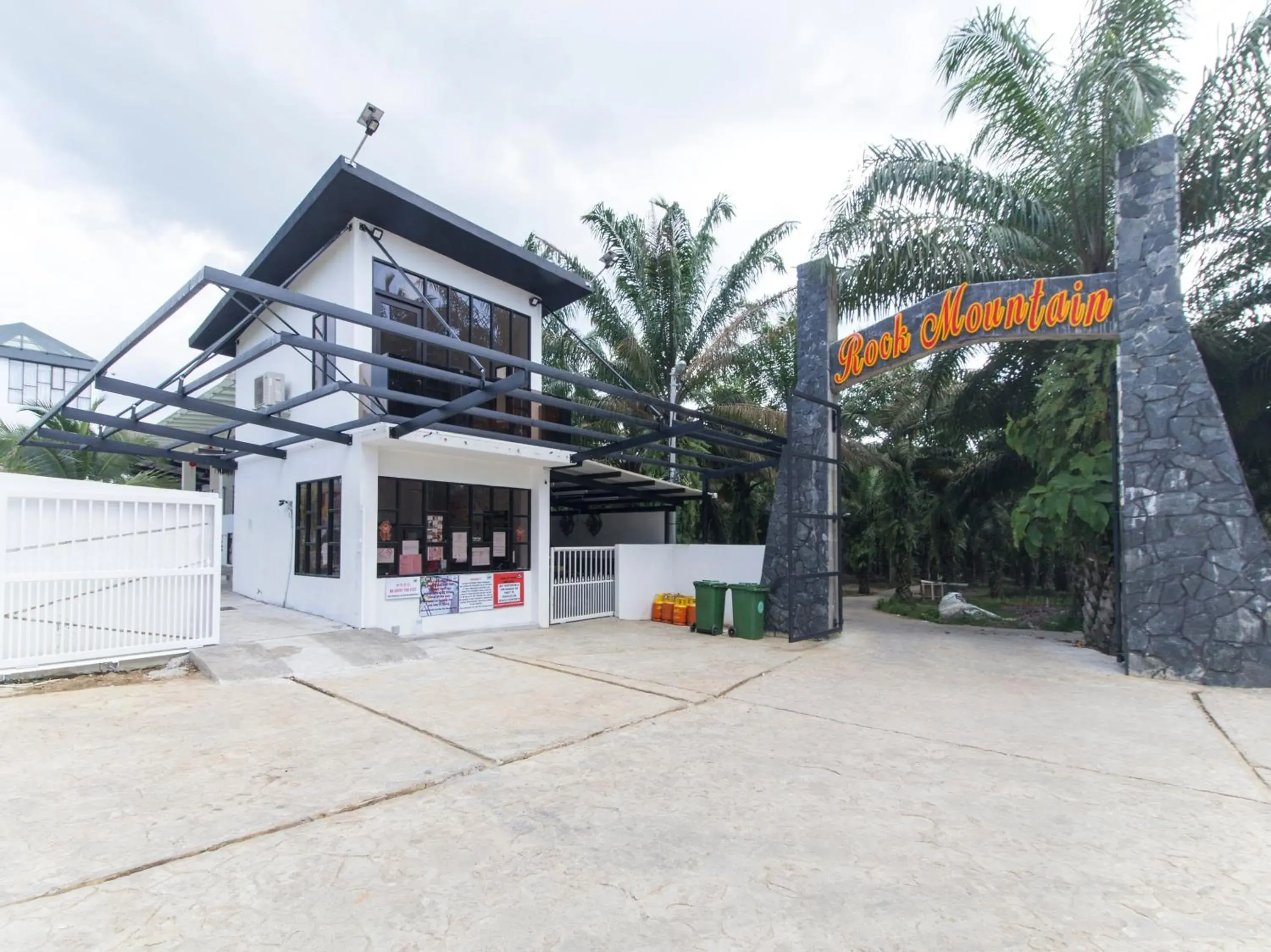 Facade/entrance in Rock Mountain Facade/entrance in Rock Mountain