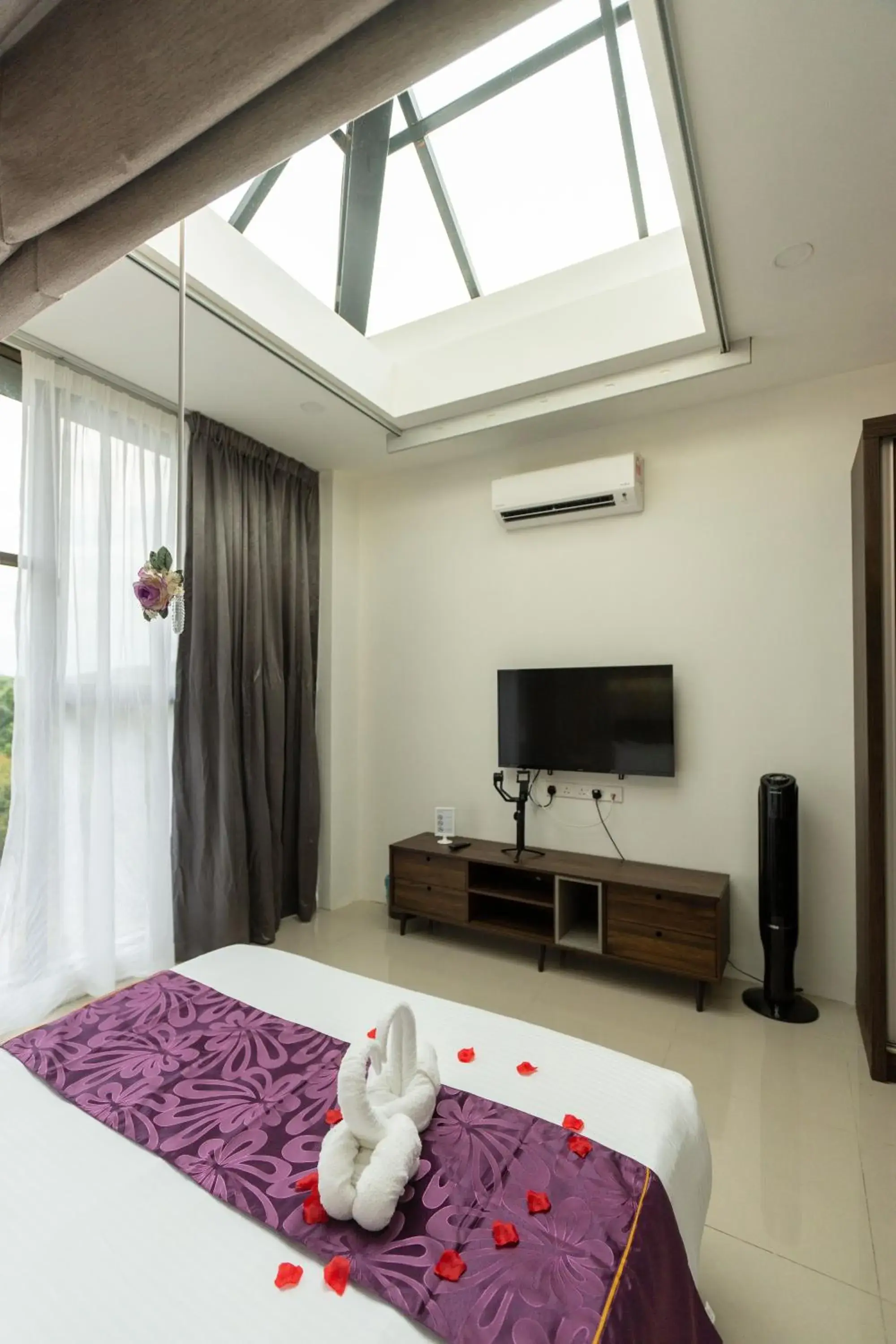 TV and multimedia, Bed in Rock Mountain TV and multimedia, Bed in Rock Mountain