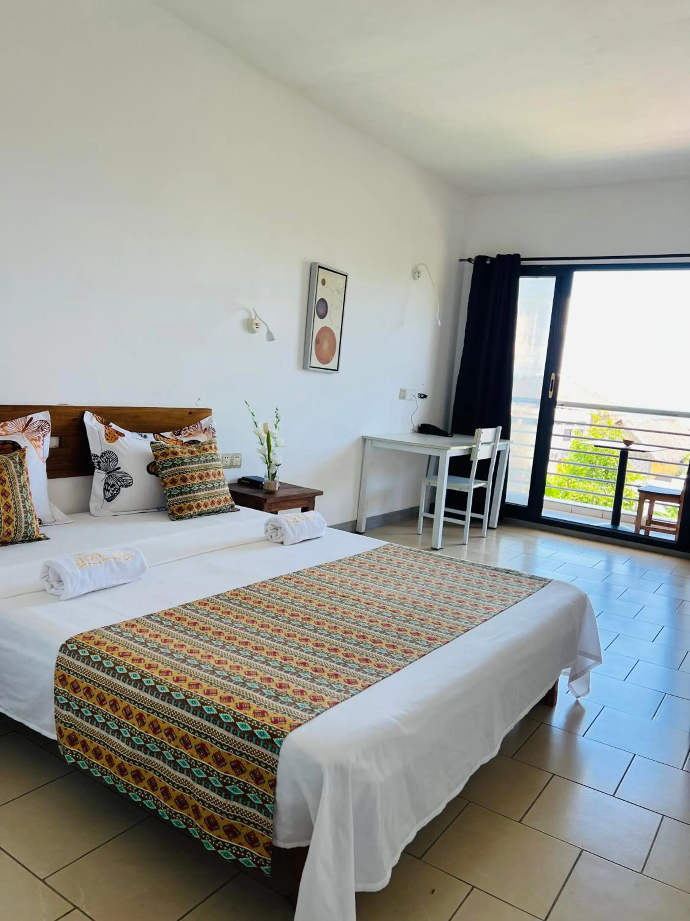 Balcony/Terrace, Bed in Hôtel Ambatoloaka
