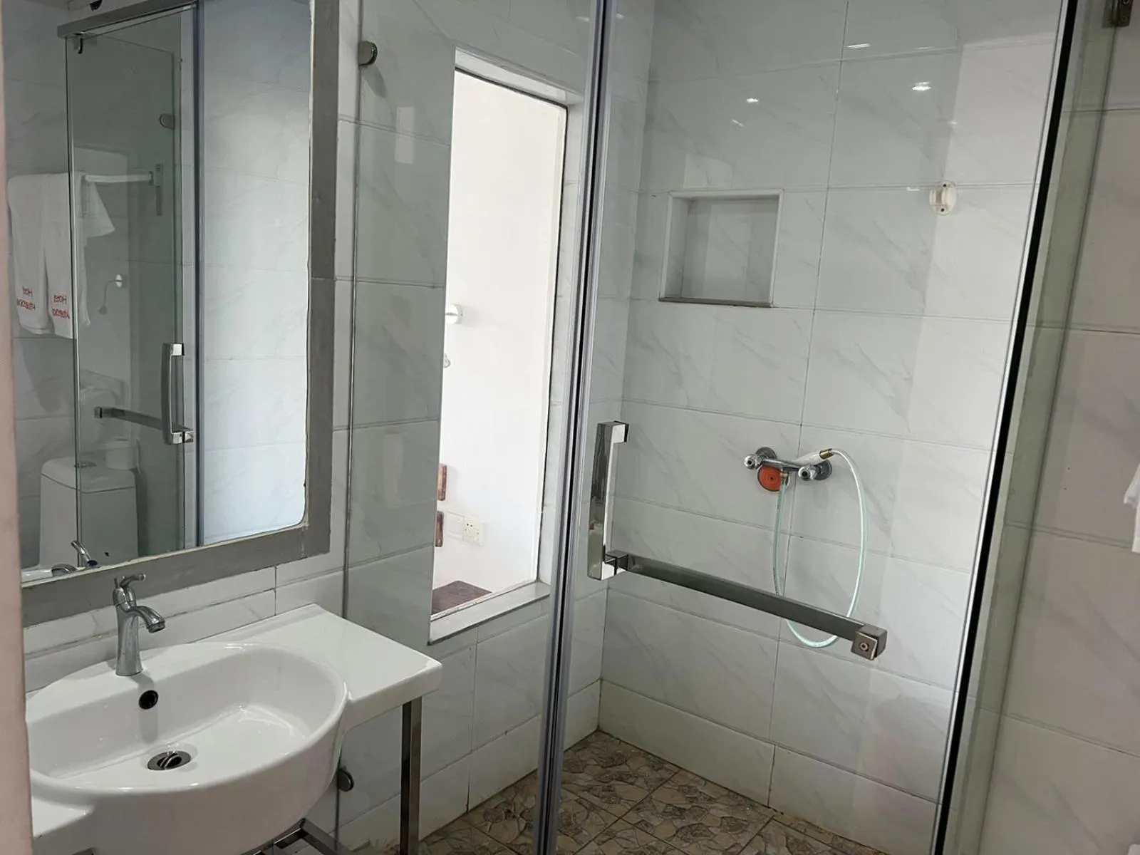 Shower in Hôtel Ambatoloaka