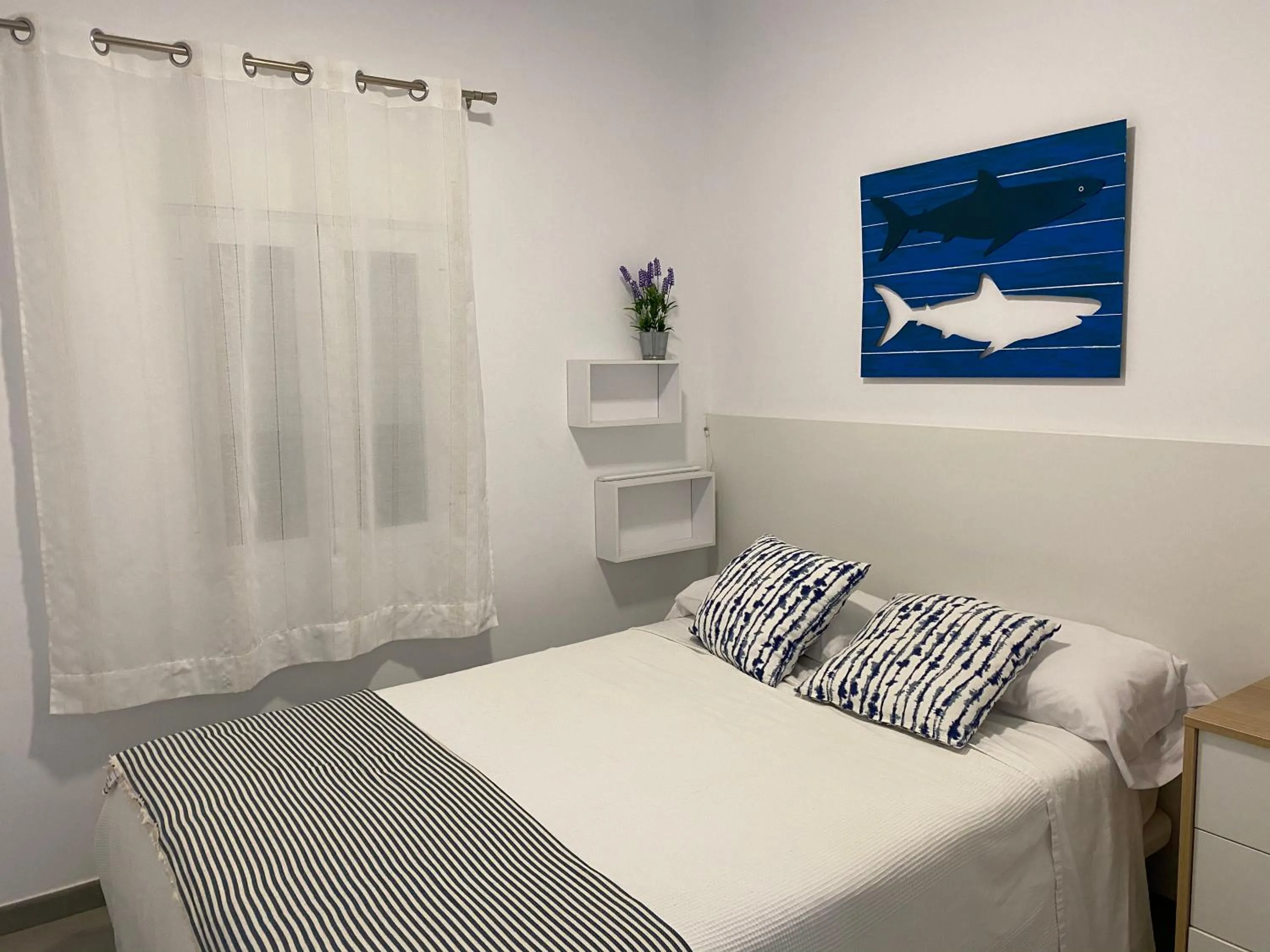 Photo of the whole room, Bed in The Sailor House