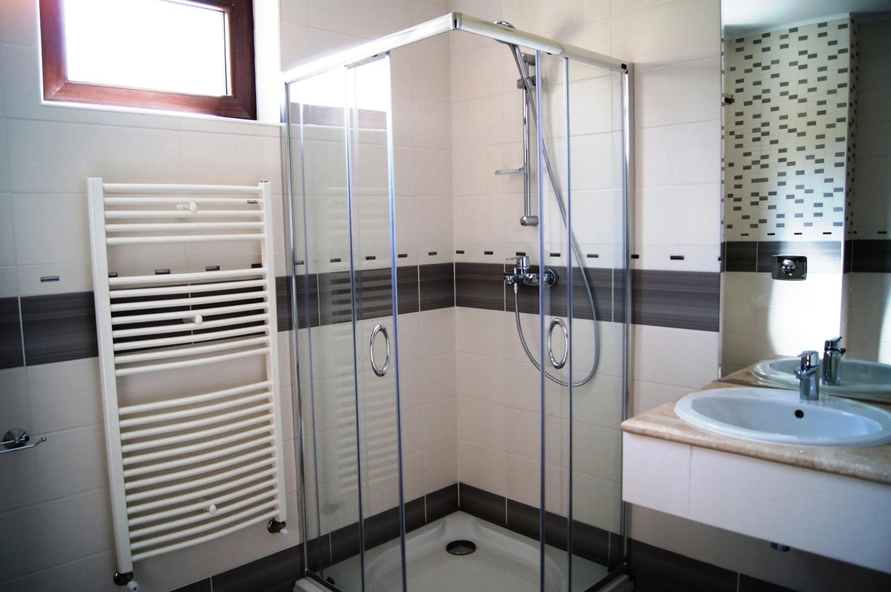 Bathroom in Pensiunea JOJO2