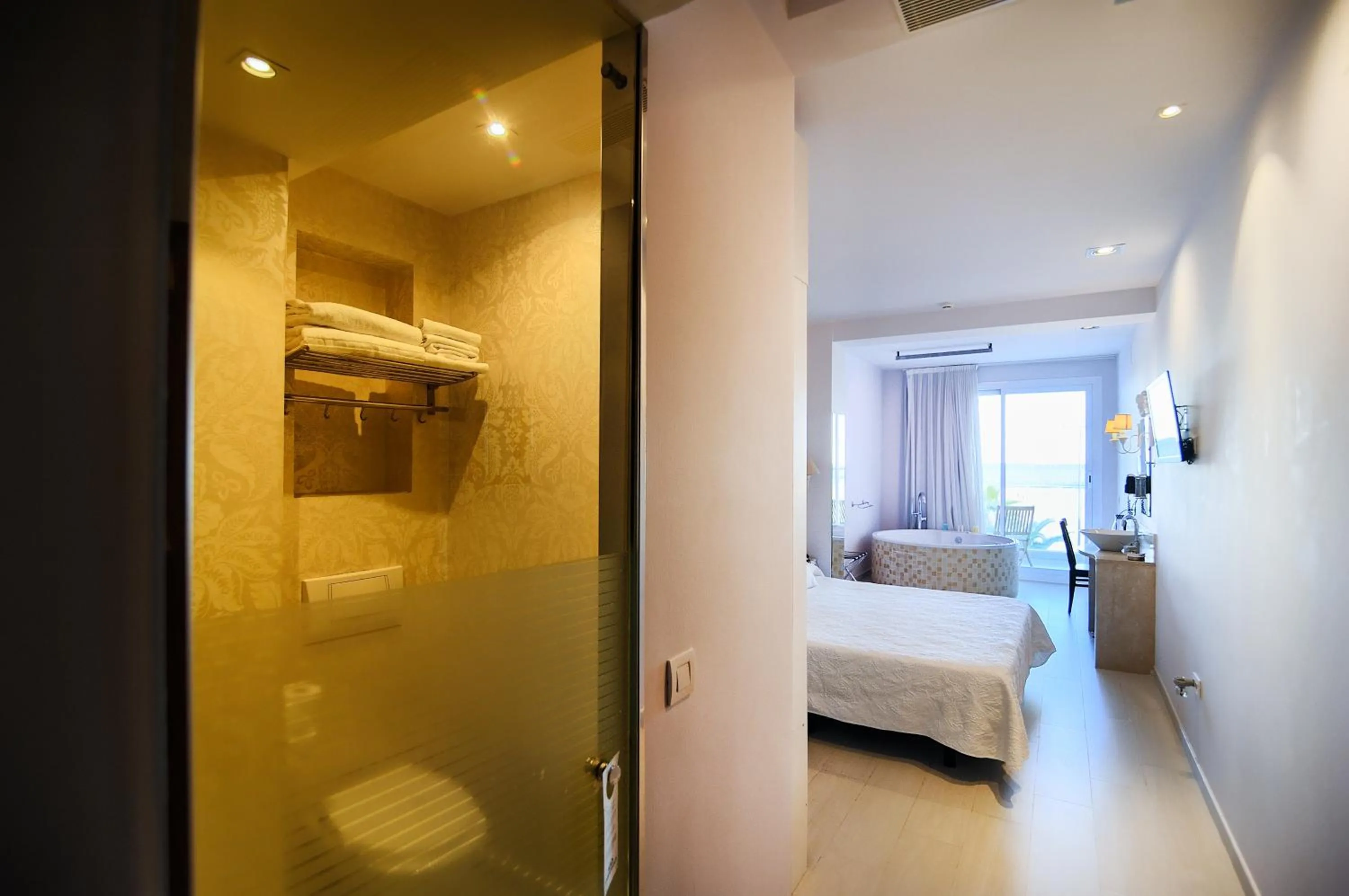 Toilet, Bed in Hotel Boutique Sabbia Valencia