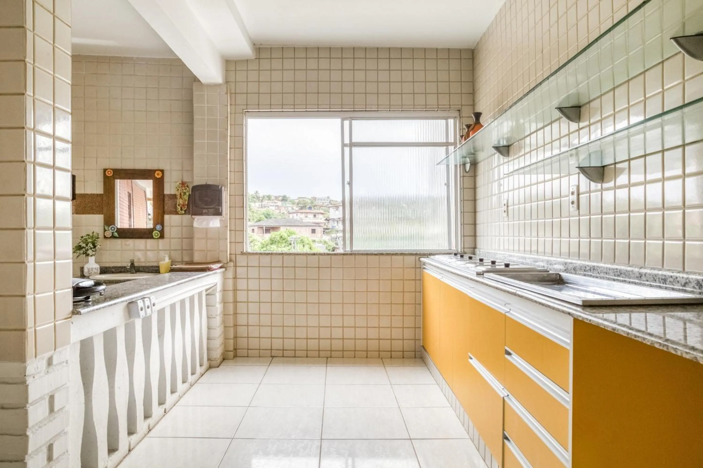 Kitchen or kitchenette in OYO Praia Hotel Recanto do Tomé - Salvador