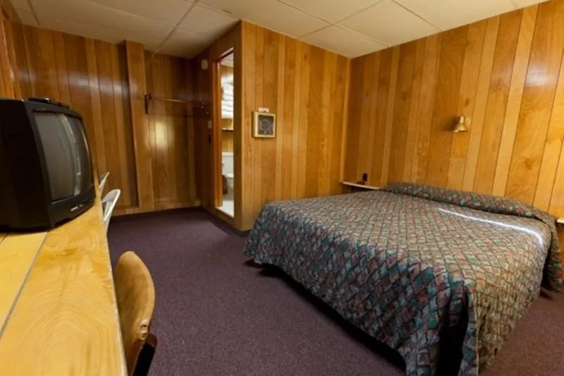 Bedroom, Bed in Robbins Motel