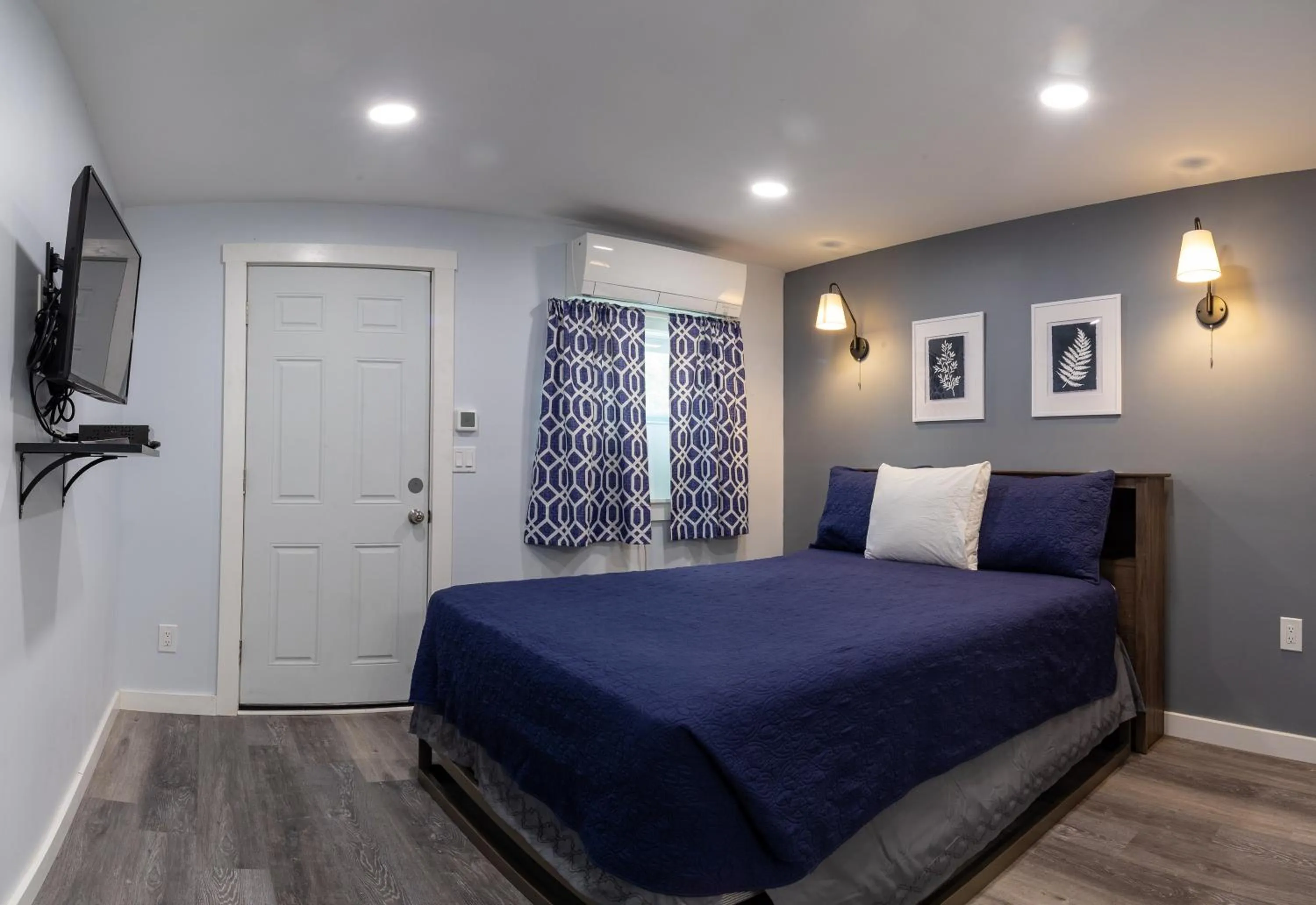 Bed in Robbins Motel