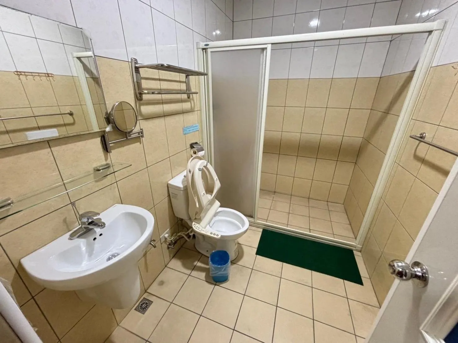Quadruple Room with Private Bathroom - single occupancy in Luyu Homestay