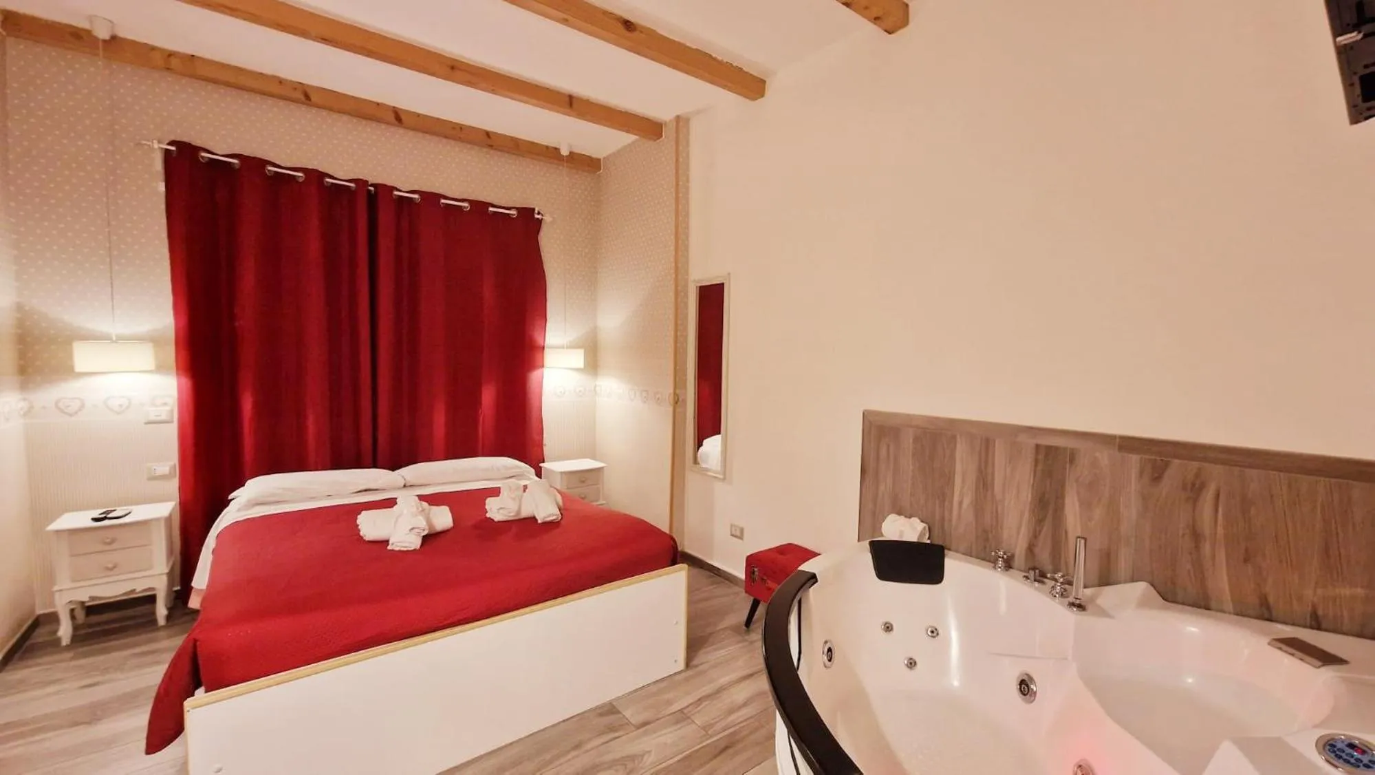Hot Tub, Bed in Il Mare Di Roma Luxury