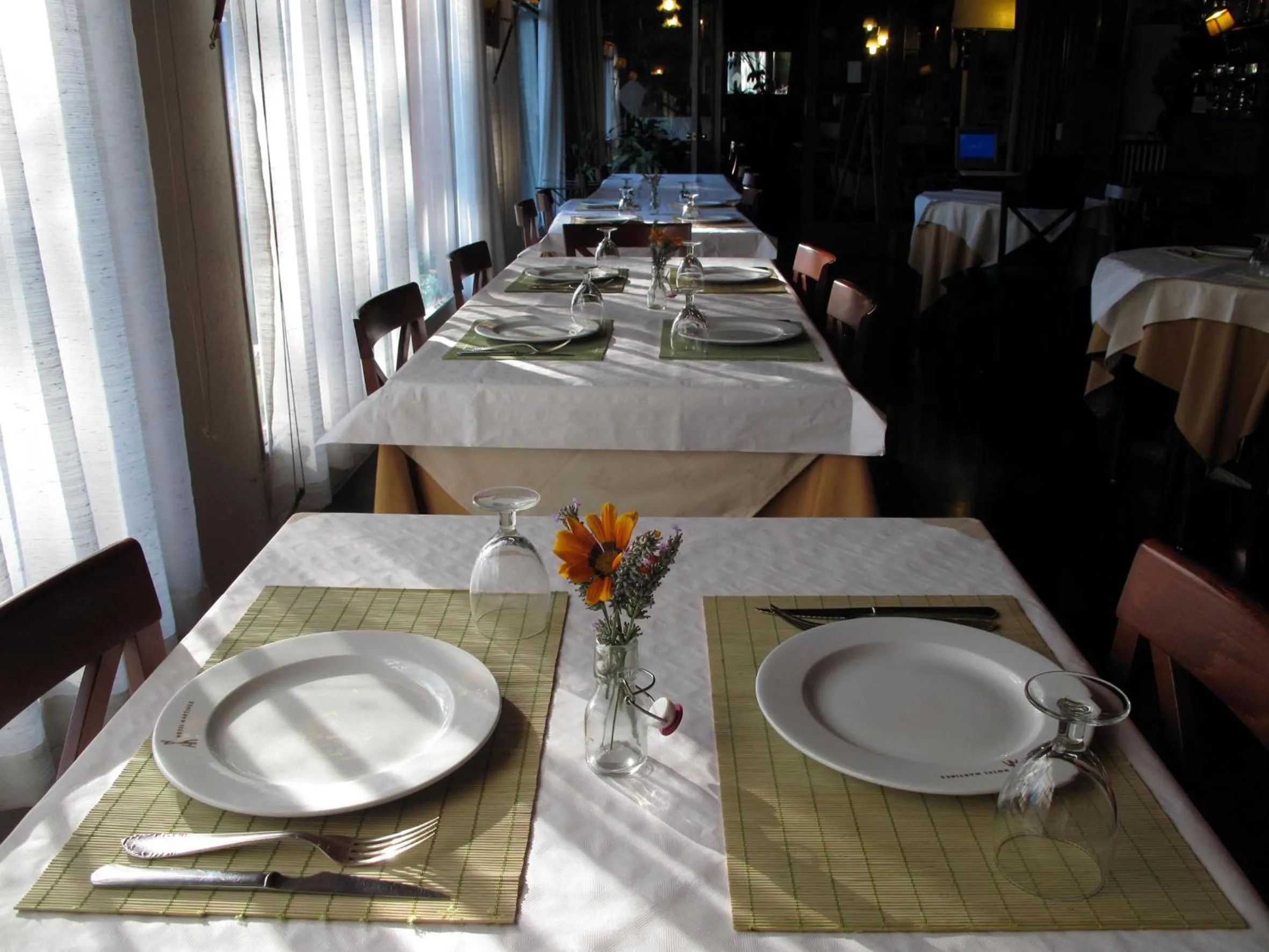 Restaurant/places to eat in Hotel Martinez