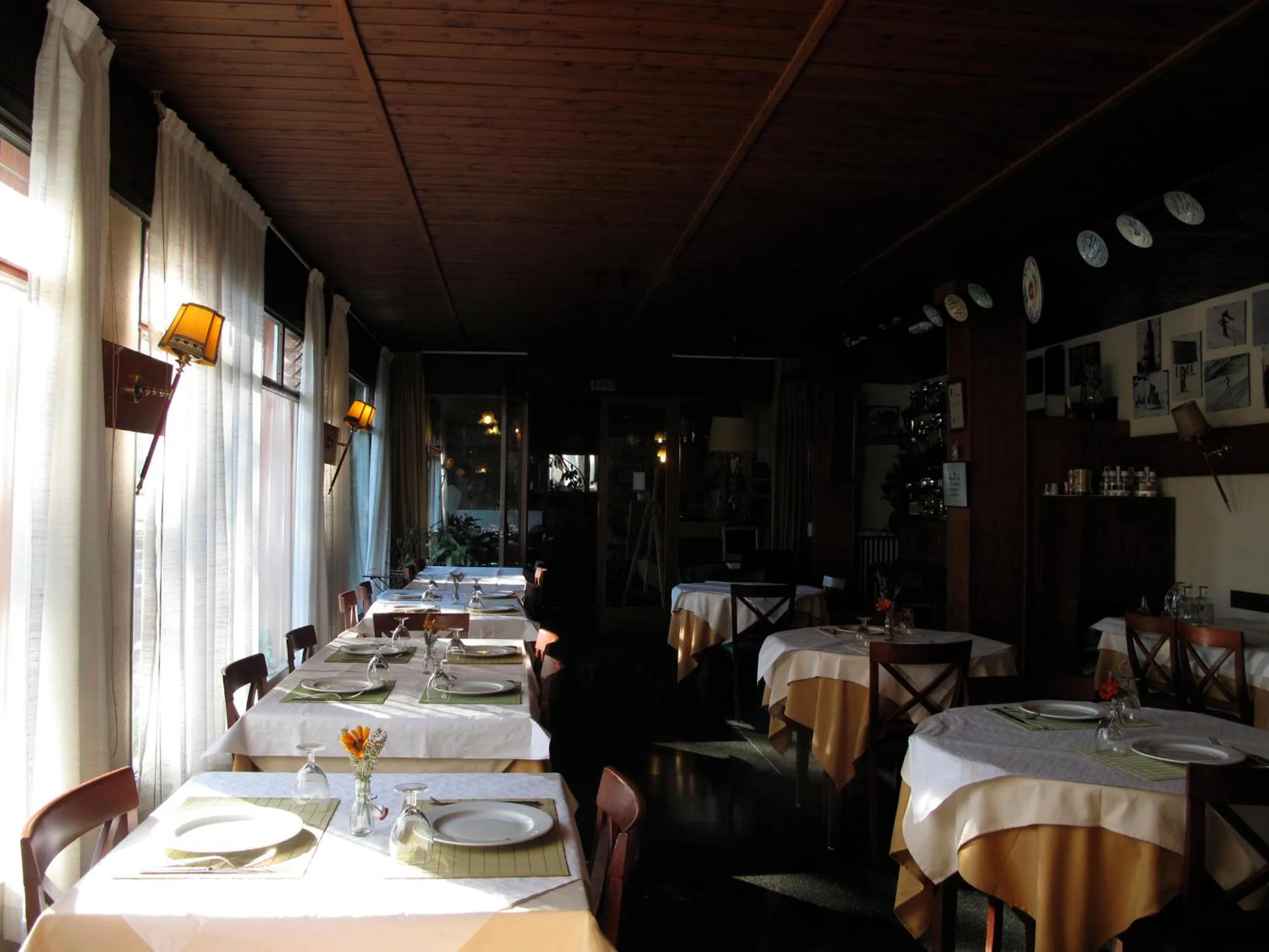 Restaurant/places to eat in Hotel Martinez