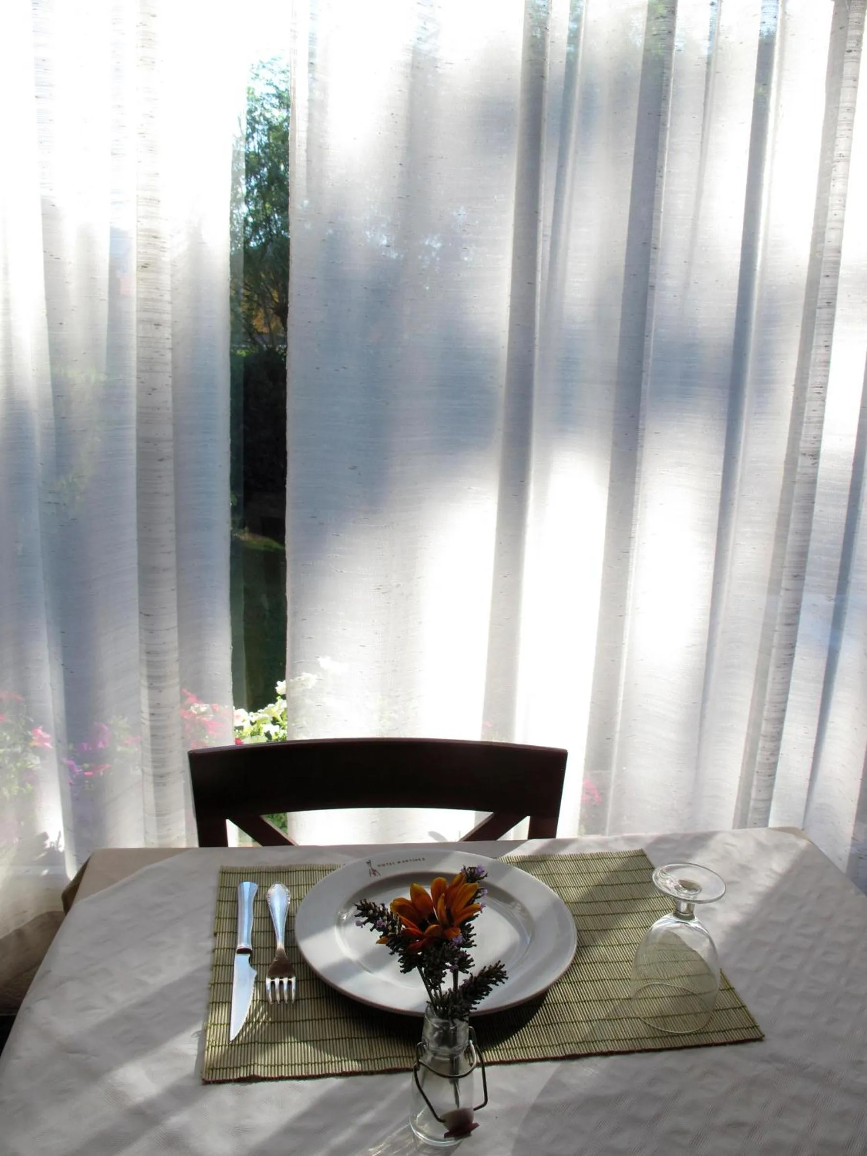 Restaurant/places to eat in Hotel Martinez