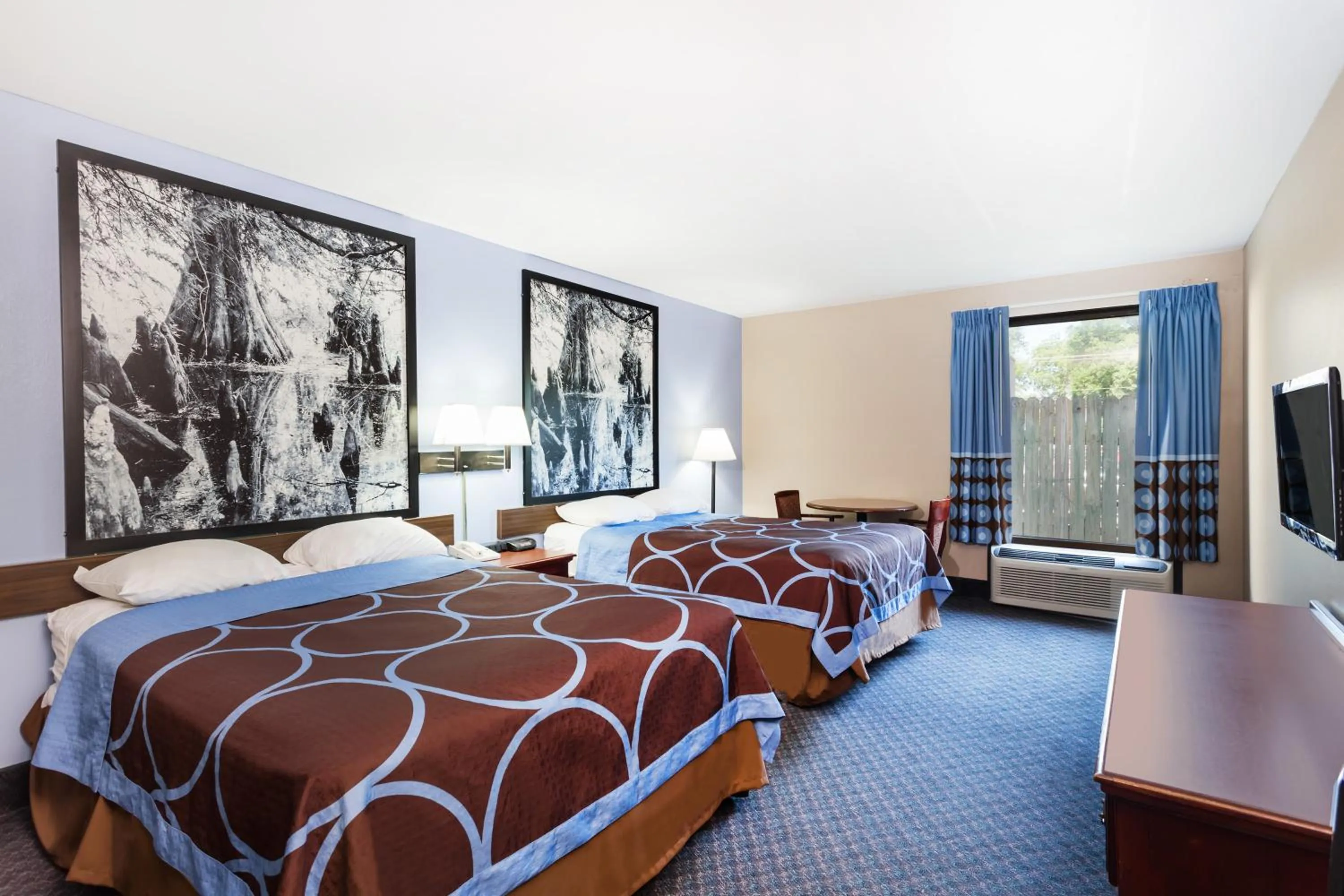 Photo of the whole room, Bed in Super 8 by Wyndham Indianola