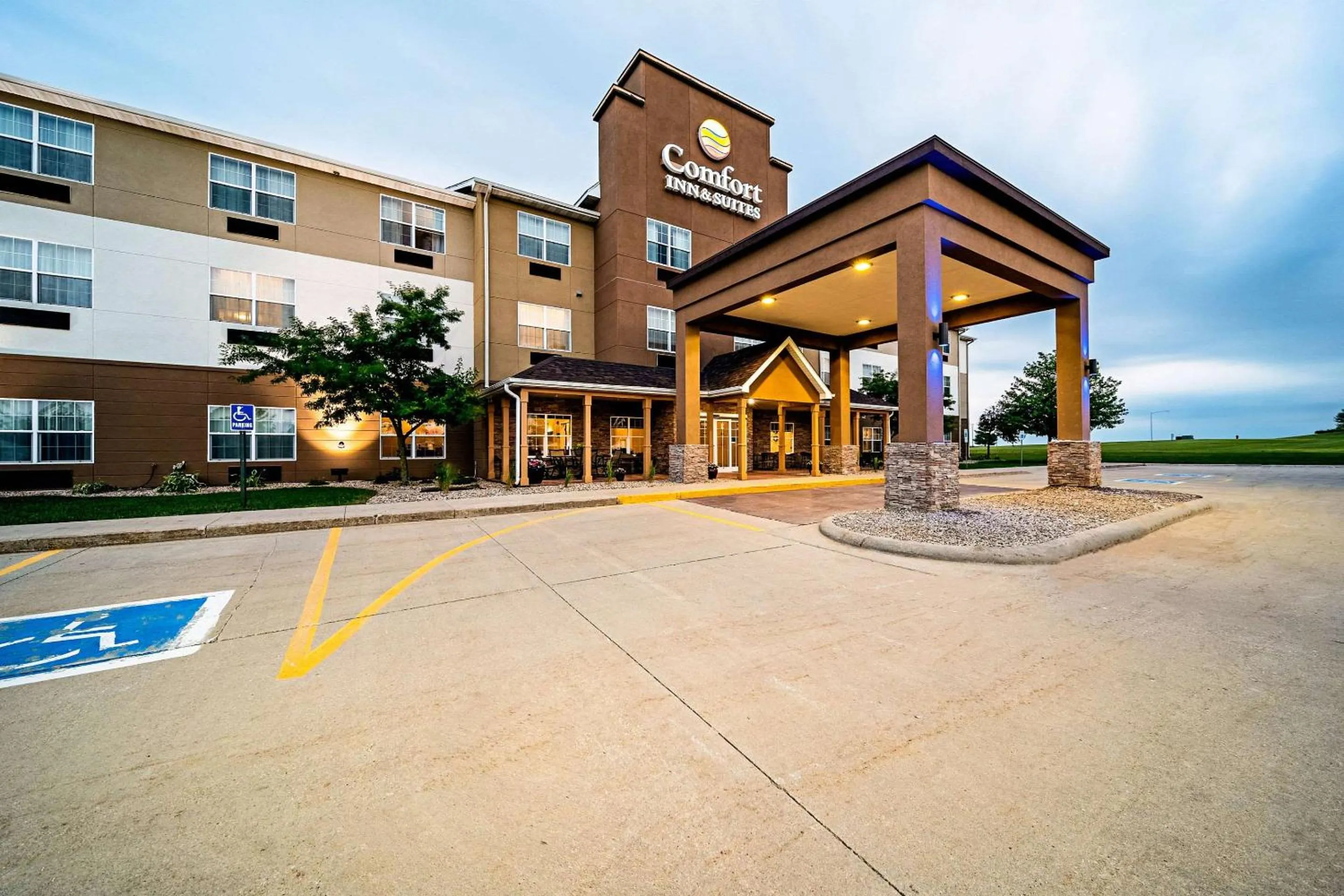 Property building in Comfort Inn & Suites Independence