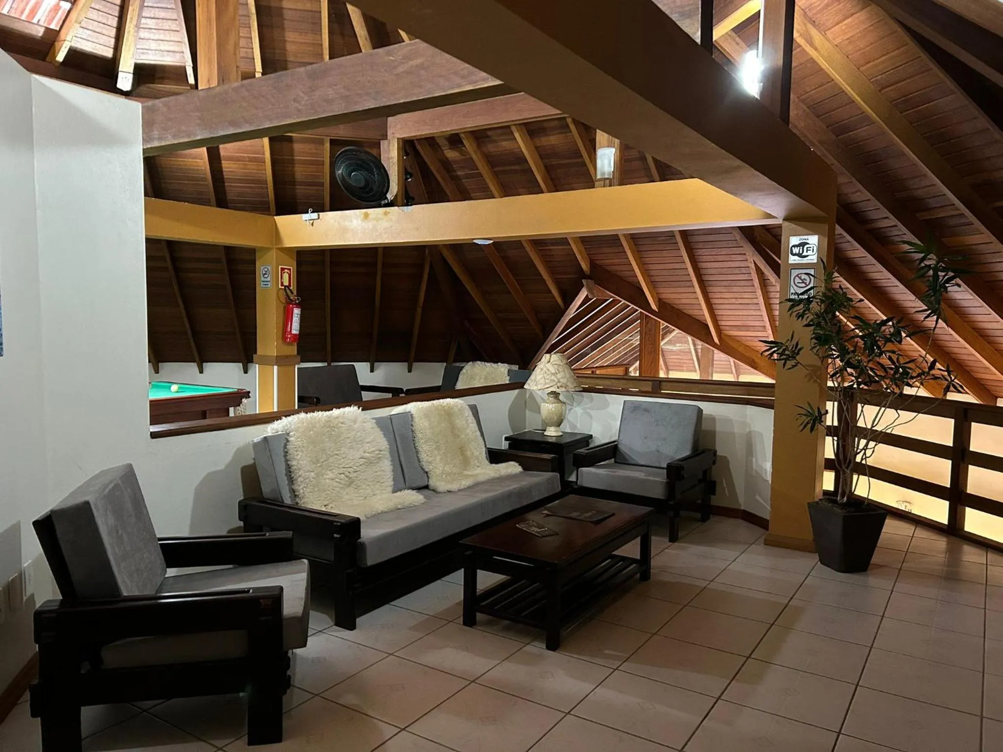 Communal lounge/ TV room in Pousada Villa Verde