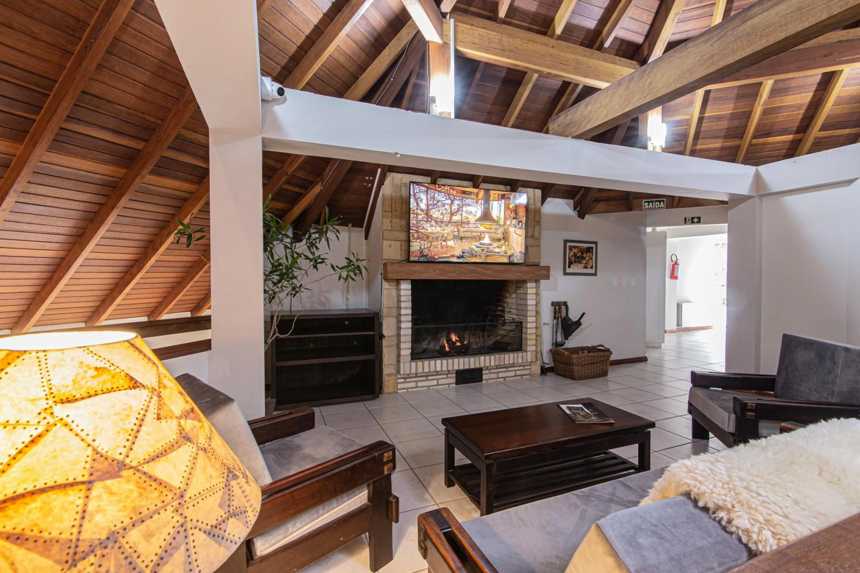 Communal lounge/ TV room in Pousada Villa Verde