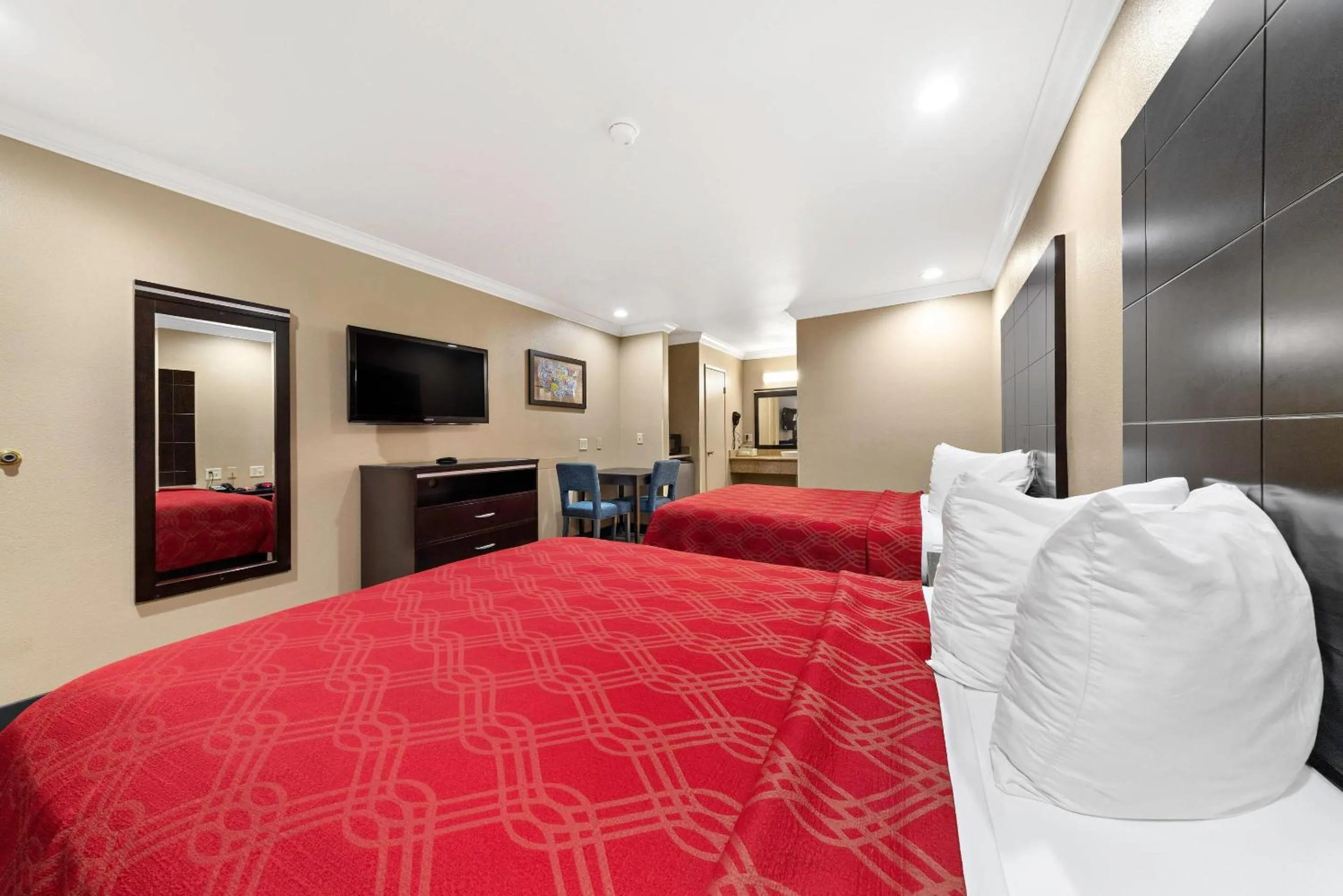 Bedroom, Bed in Econo Lodge Inn & Suites Escondido Downtown