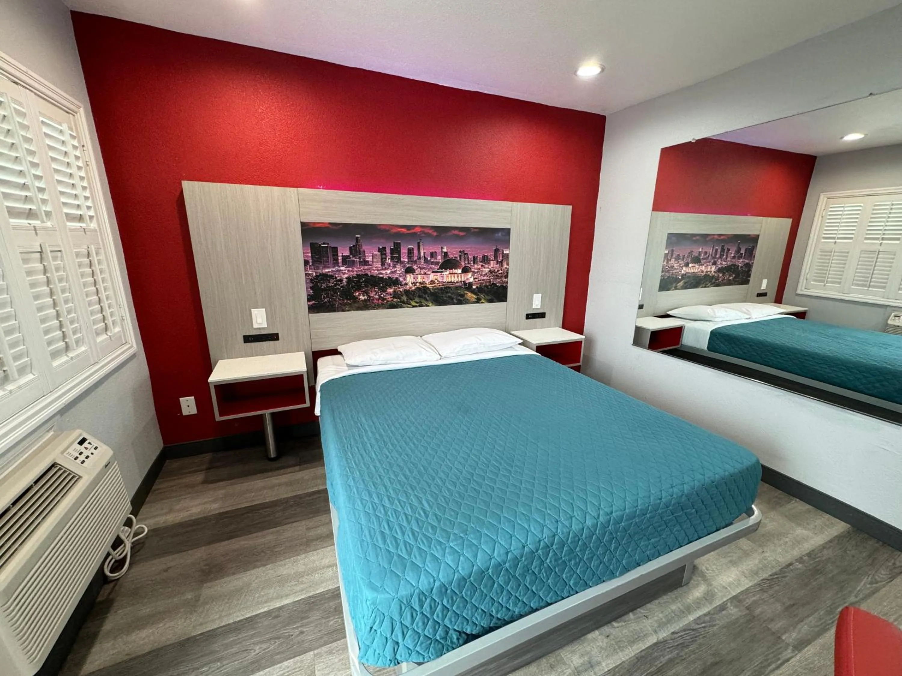 Bed in Lincoln Motel - Los Angeles, Hollywood Area