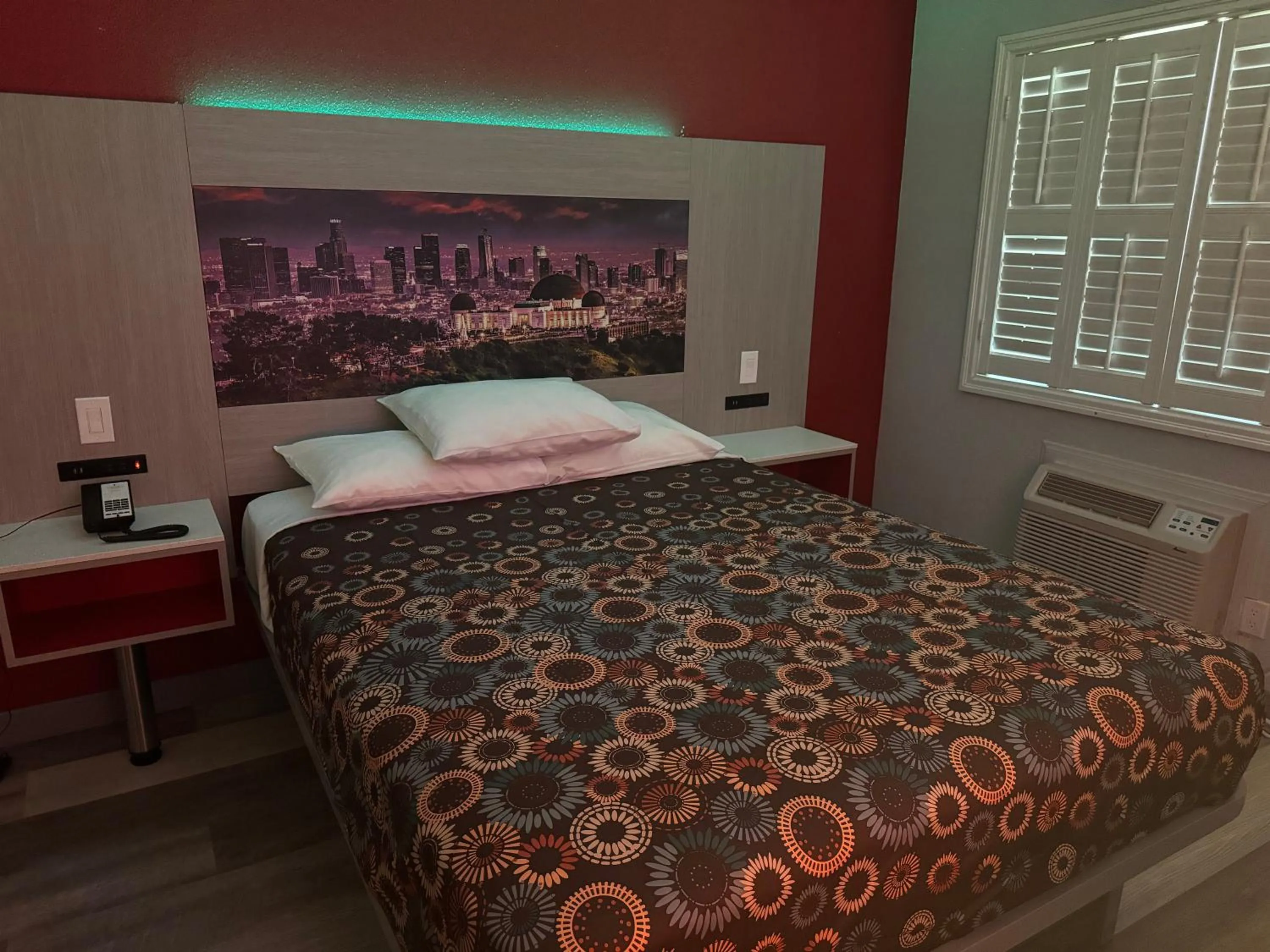 Bed in Lincoln Motel - Los Angeles, Hollywood Area