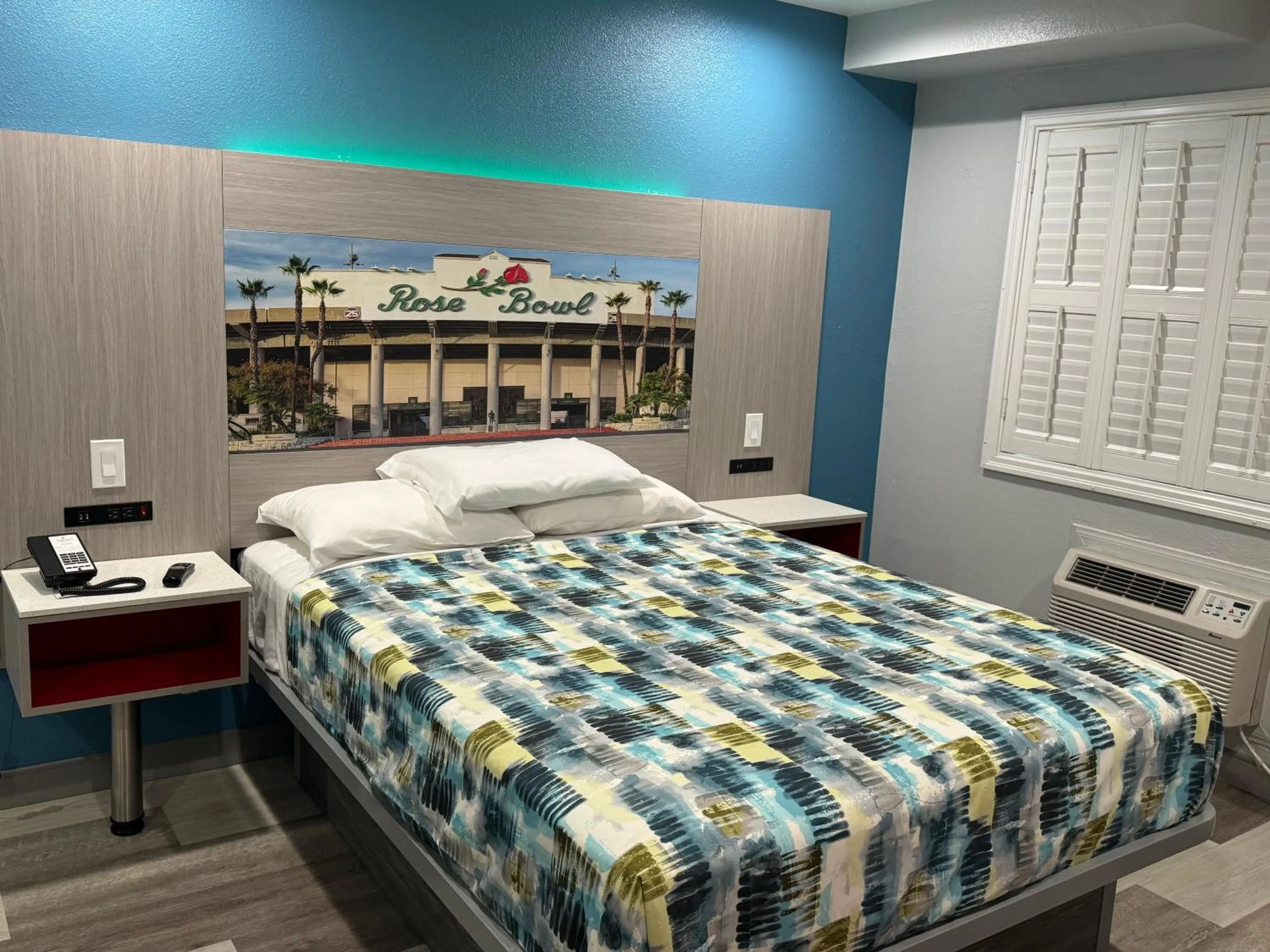 Bed in Lincoln Motel - Los Angeles, Hollywood Area