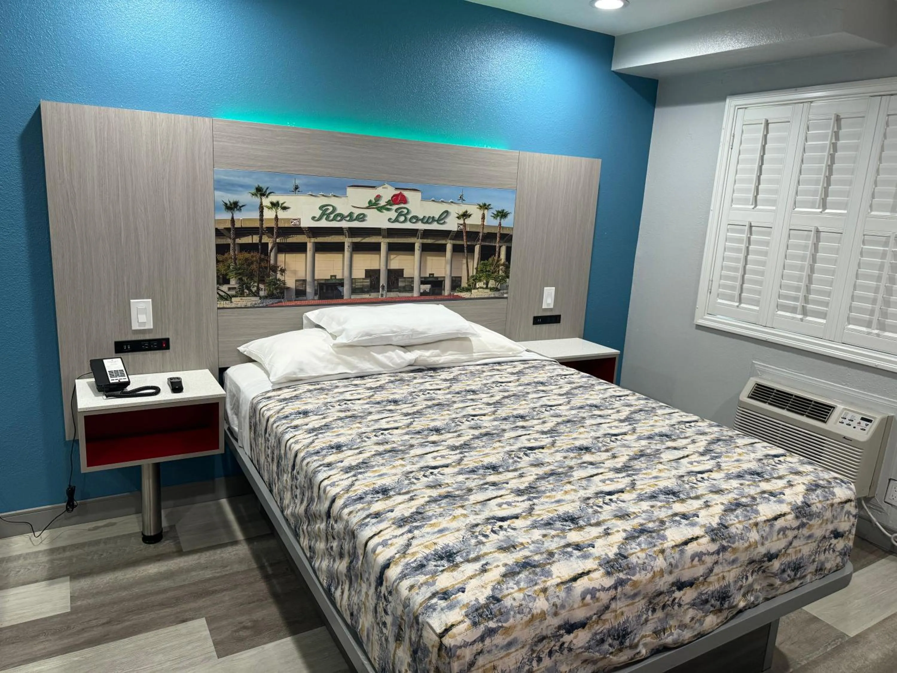 Bed in Lincoln Motel - Los Angeles, Hollywood Area