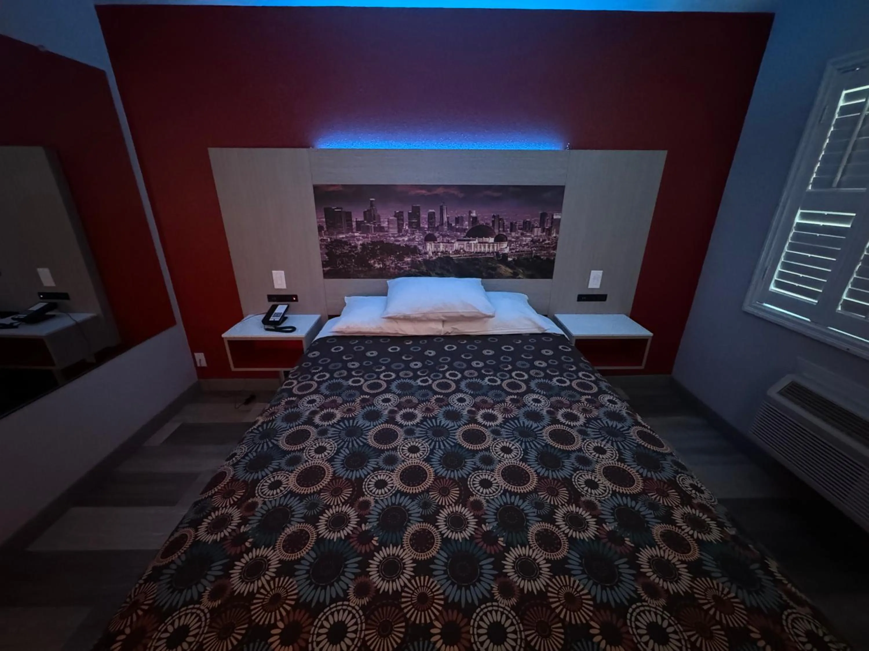 Bed in Lincoln Motel - Los Angeles, Hollywood Area