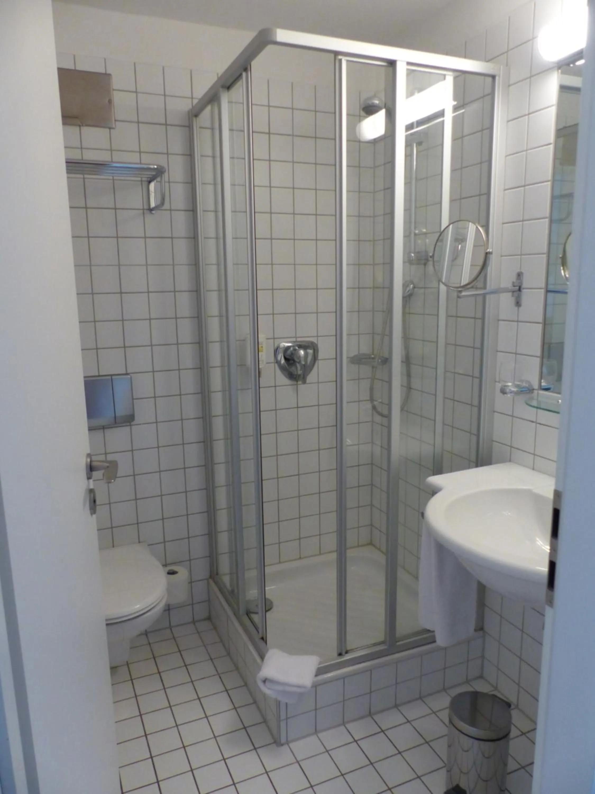 Shower in Hotel Vierseithof Luckenwalde