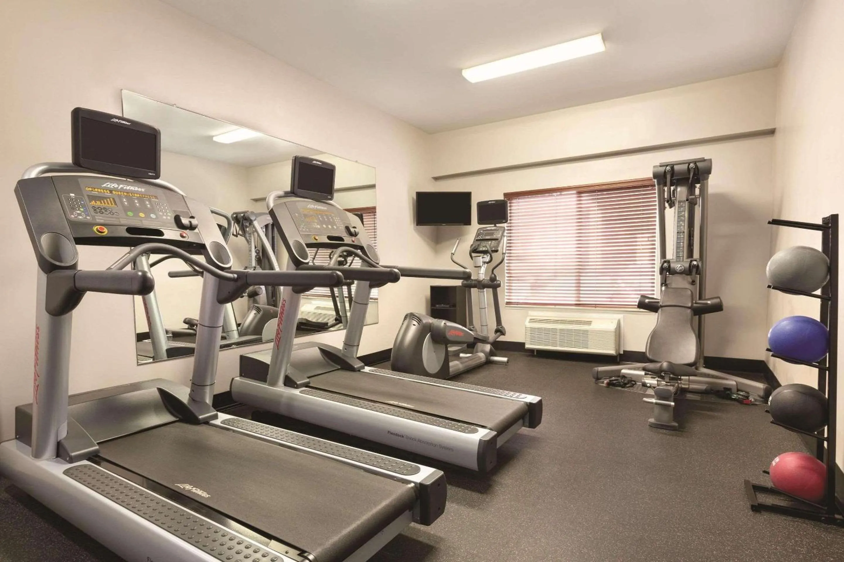 Fitness centre/facilities in Country Inn & Suites by Radisson, Fresno North, CA