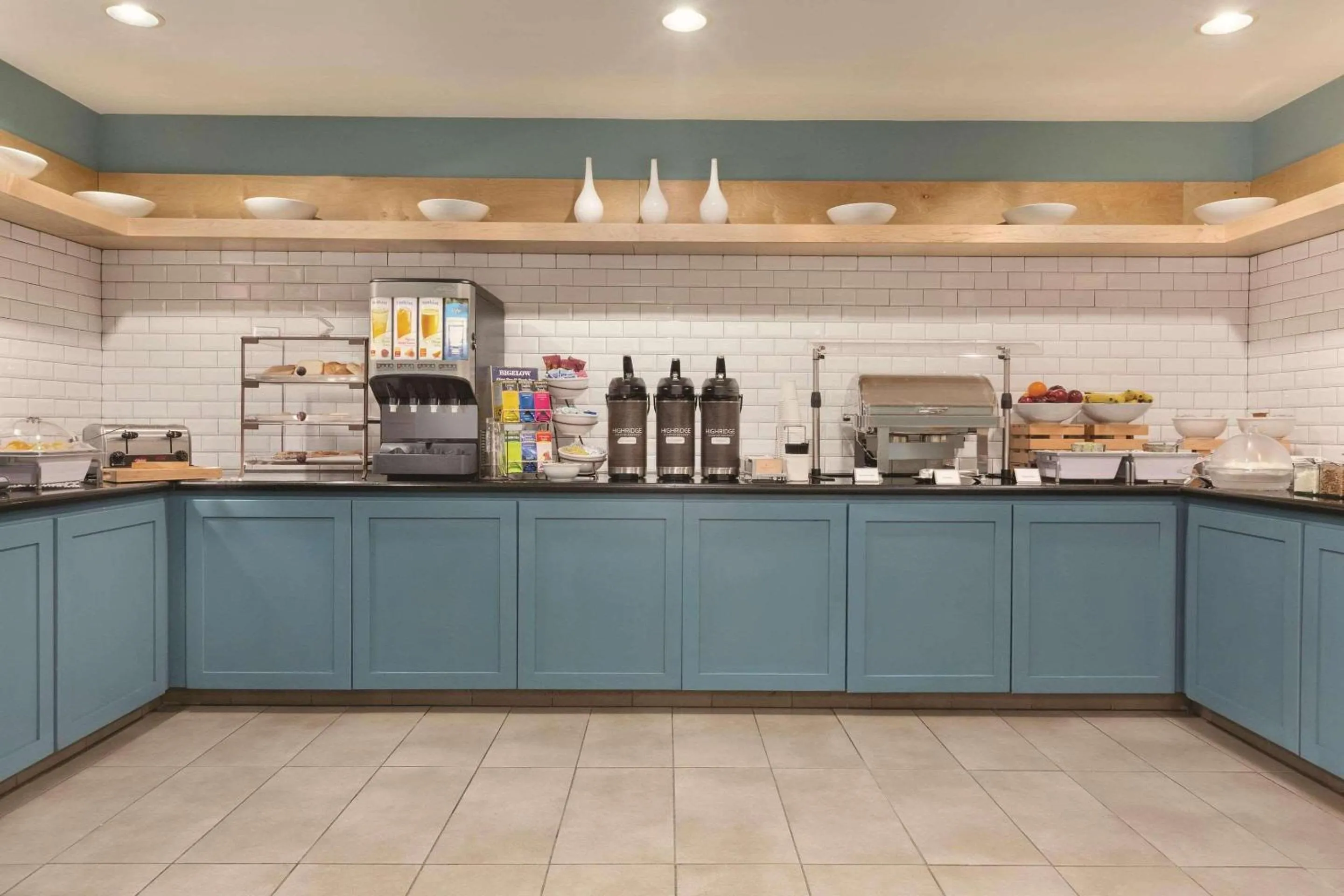 Breakfast in Country Inn & Suites by Radisson, Fresno North, CA