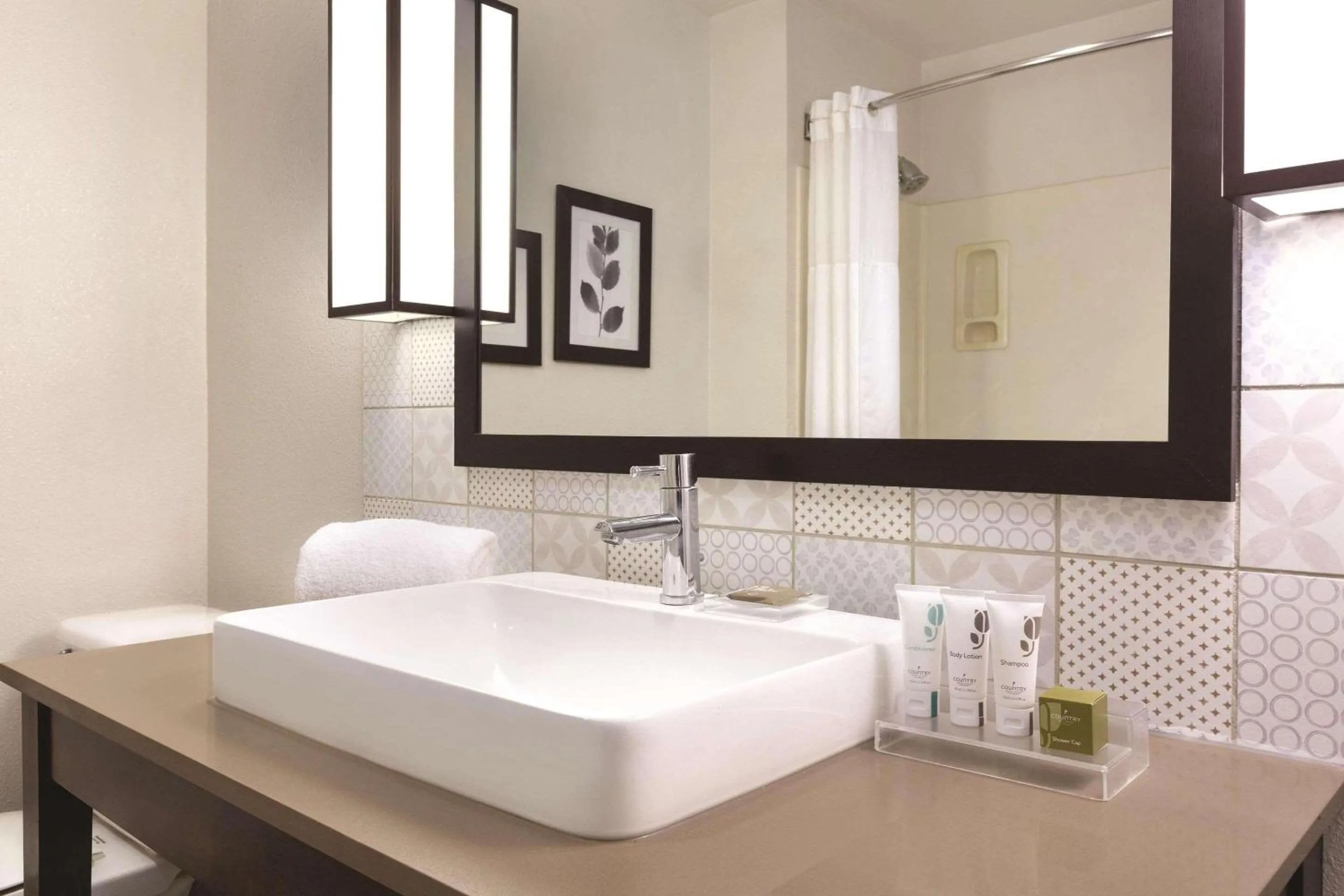 Bedroom in Country Inn & Suites by Radisson, Fresno North, CA