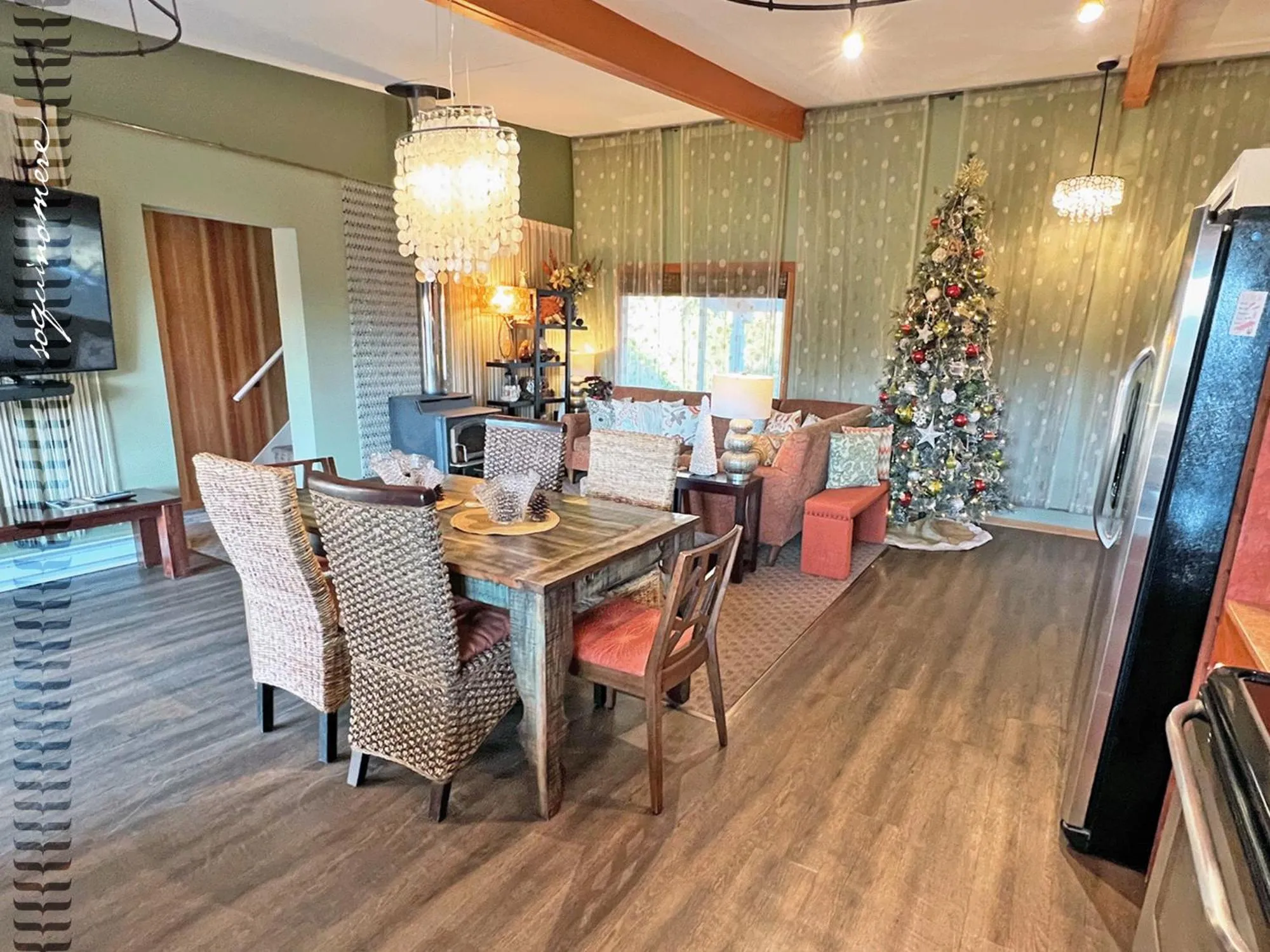 Communal lounge/ TV room in Tide Pool Cabin, a Soquinomere Private Hotel on the Dunes, Downtown Ocean Shores