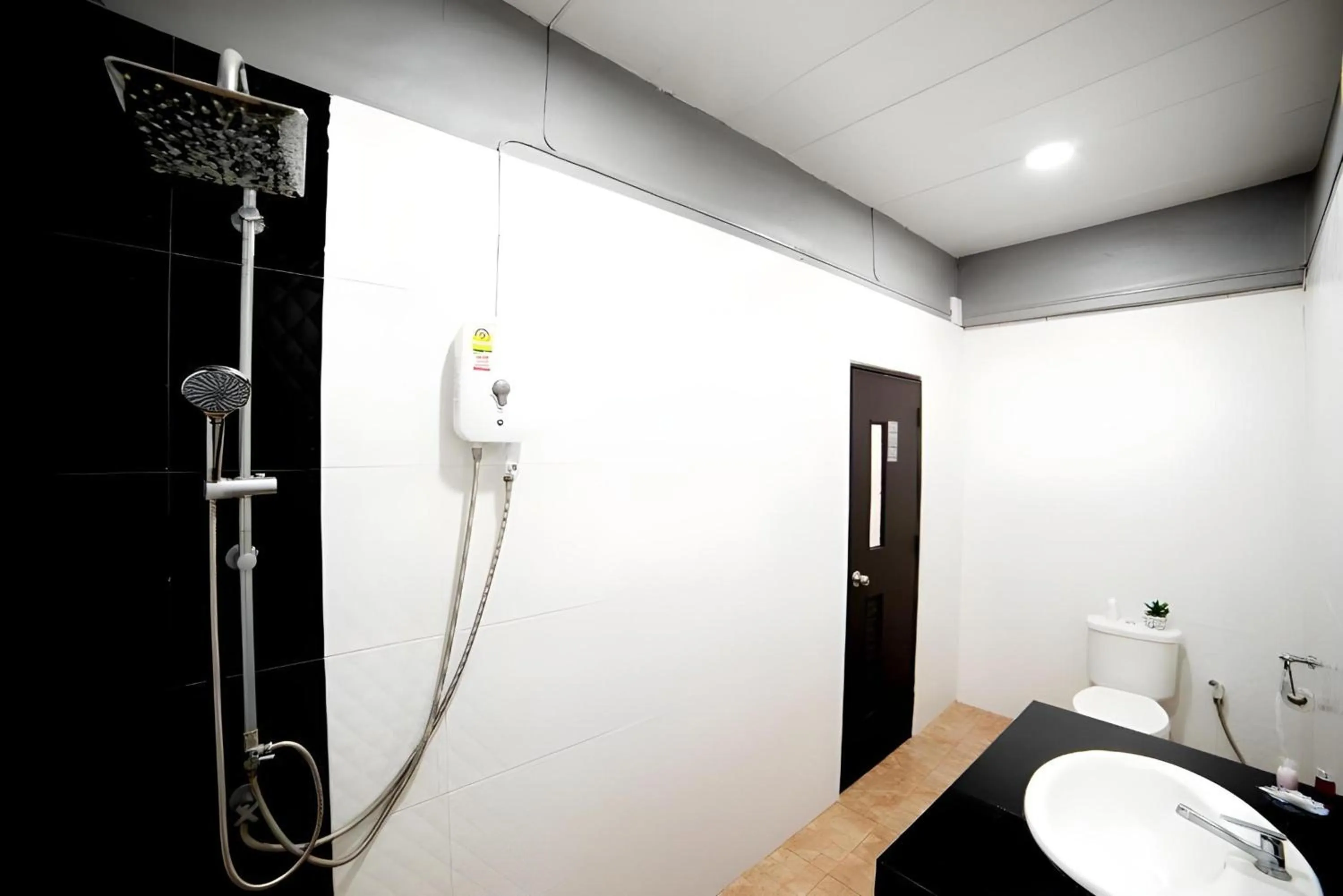 Bathroom in OYO 465 Krung Kao Traveller Lodge