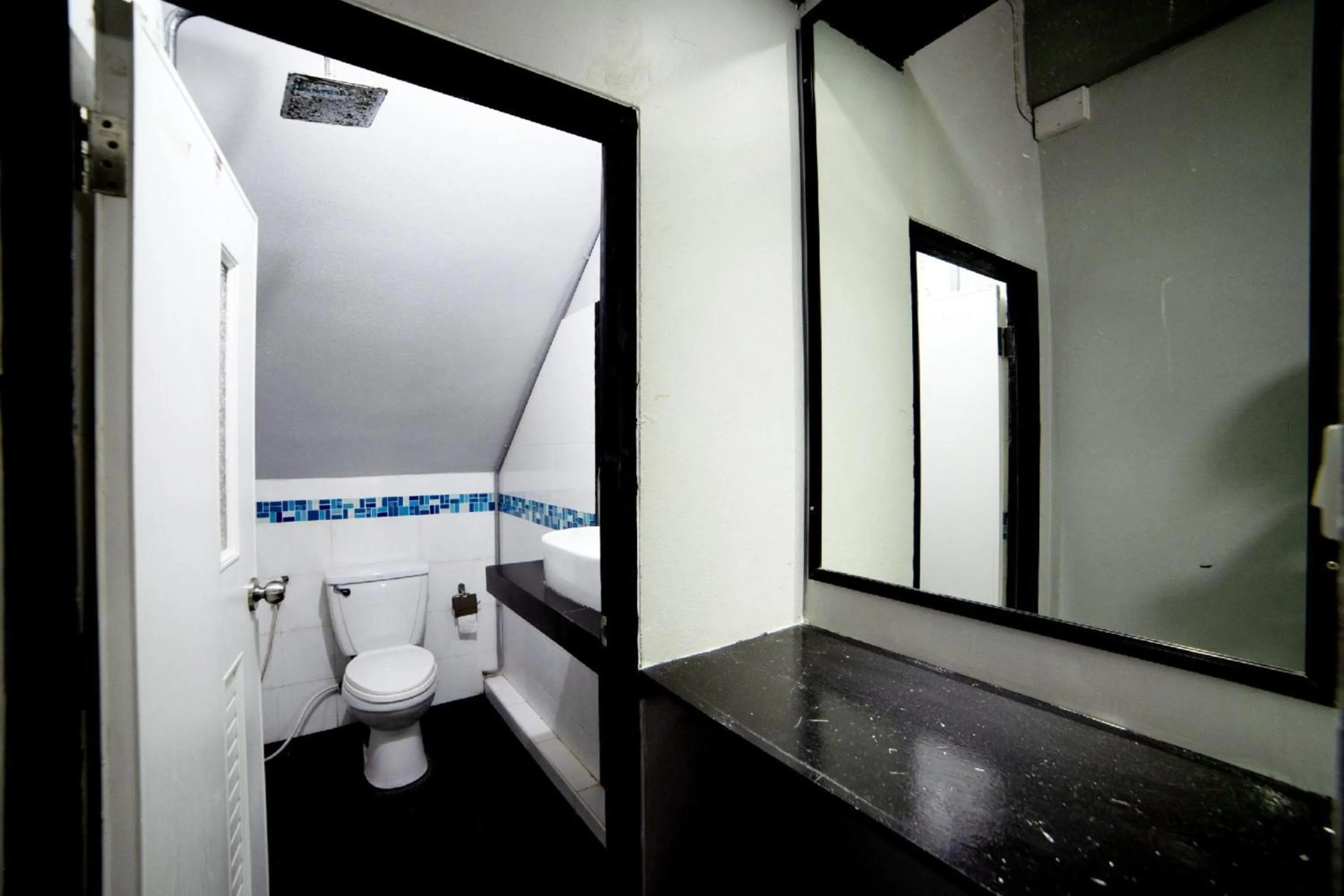 Bathroom in OYO 465 Krung Kao Traveller Lodge