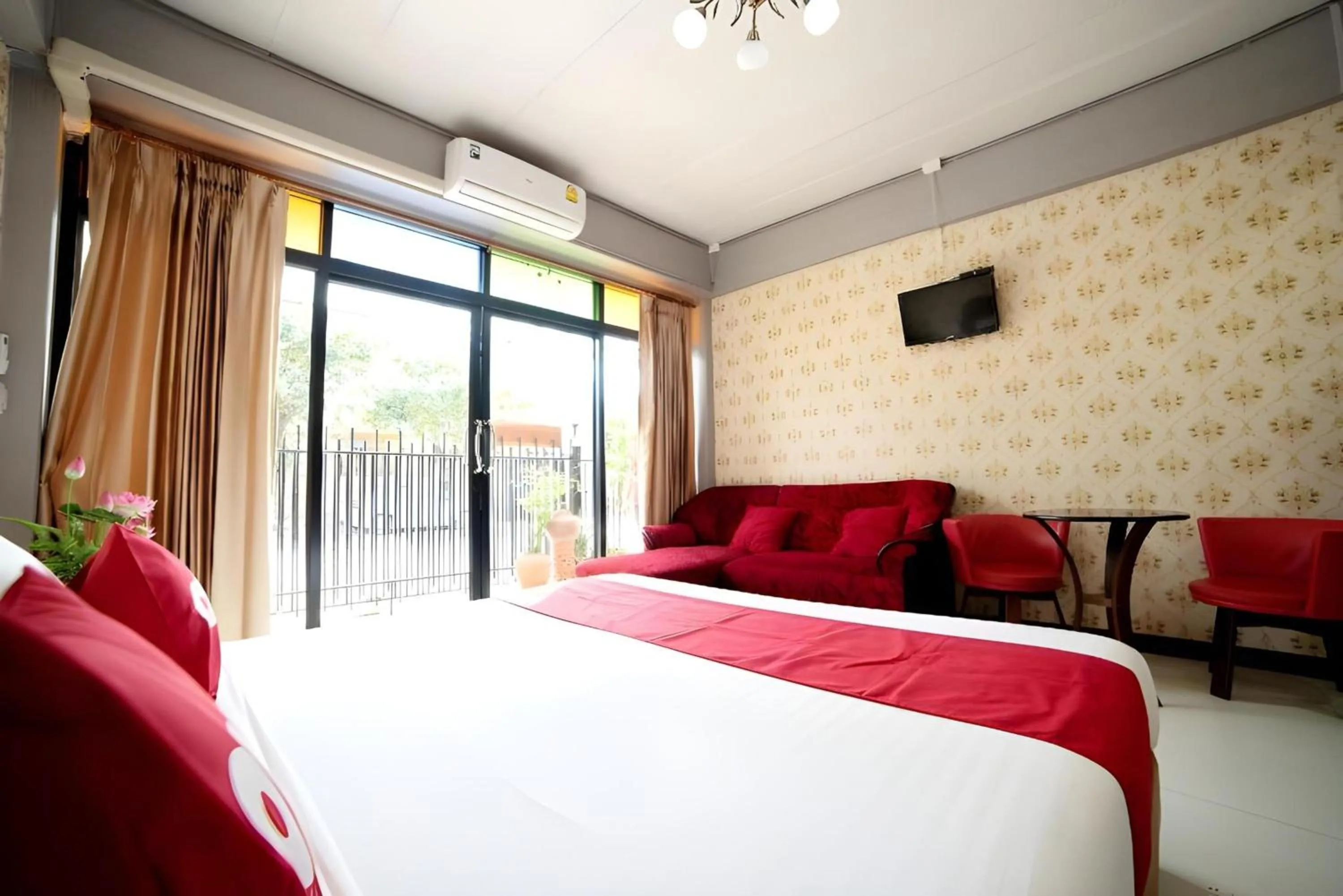 Photo of the whole room, Bed in OYO 465 Krung Kao Traveller Lodge