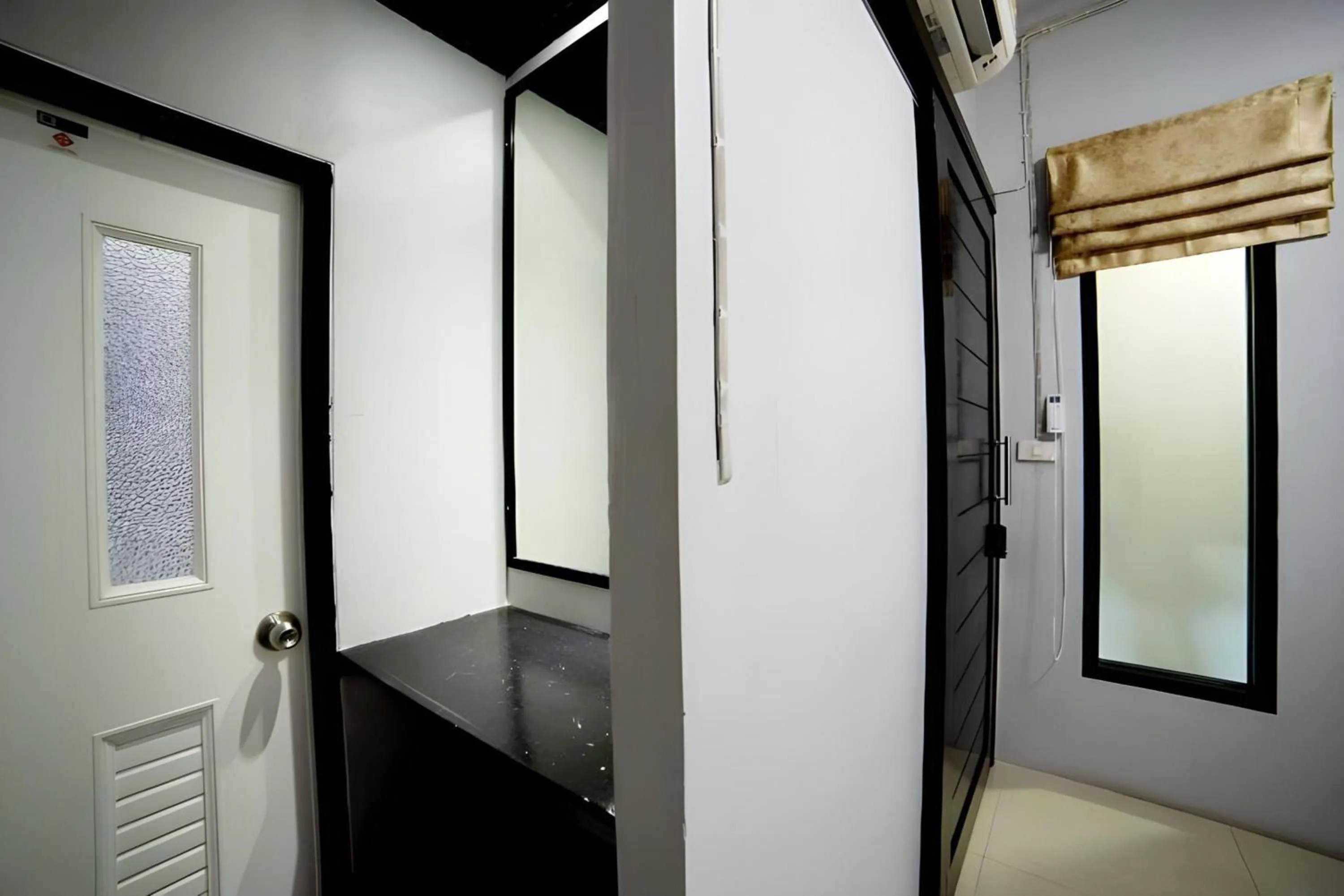 Photo of the whole room in OYO 465 Krung Kao Traveller Lodge